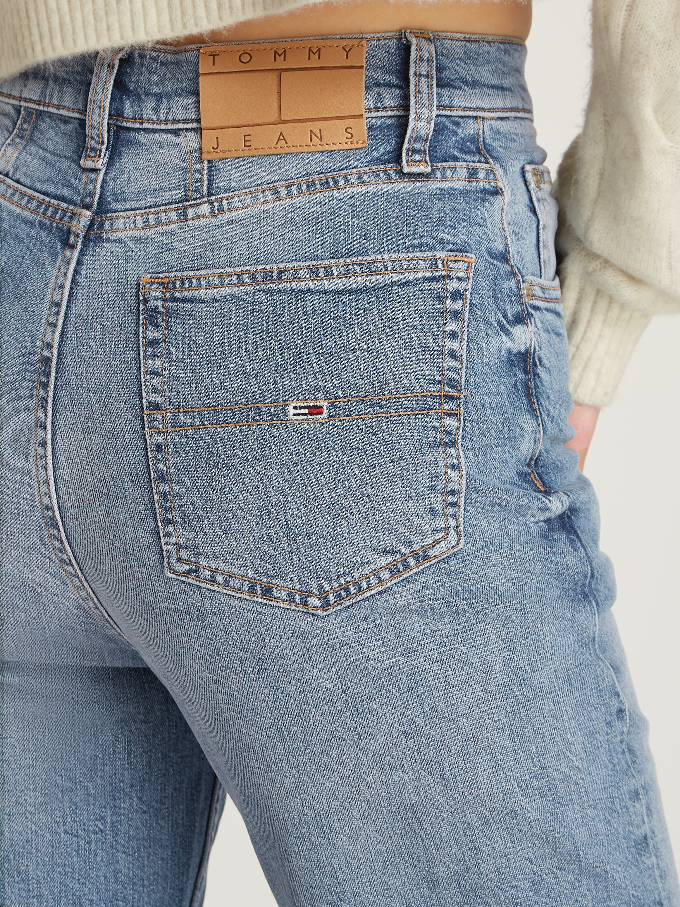 Tommy Jeans Mom-Jeans »MOM JEAN UH TPR«, mit Logo-Stickereien, in knöchelfreier Länge