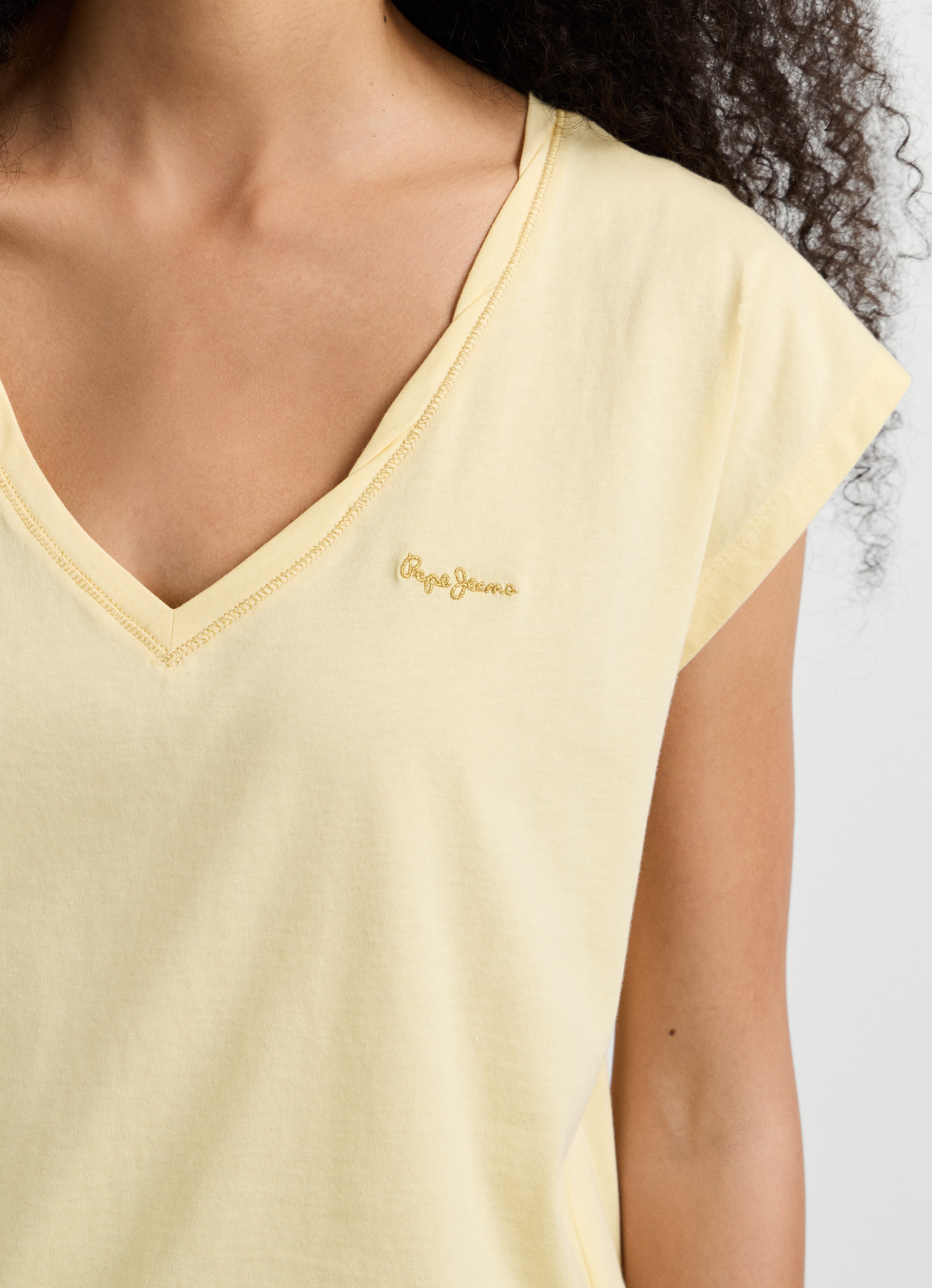 Pepe Jeans T-Shirt »CLOE« mit V-Ausschnitt, Logostickerei
