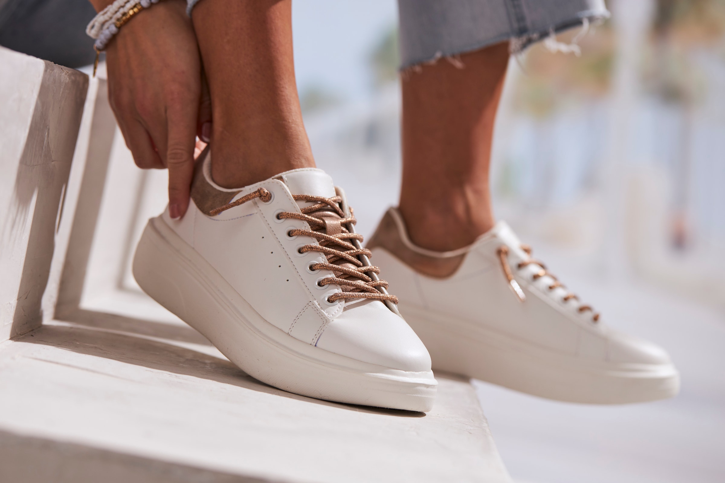LASCANA Sneaker »Freizeitschuhe,«, mit Metallicdetails und elastischen Schnürbändern VEGAN