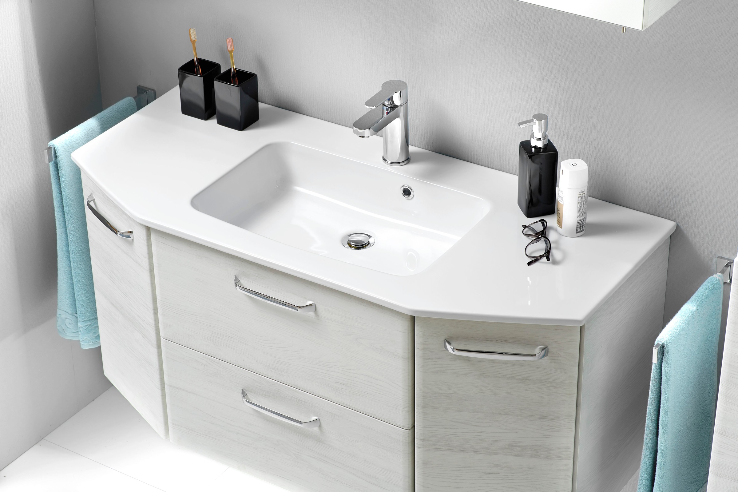 Saphir Badmöbel-Set »Quickset 936 4-teilig, Glaswaschtisch und LED-Spiegelschrank«, (Set, 4 St.), 2 Hochschränke, Eiche Weiß quer Nachbildung, inkl. Türdämpfer, 9 Türen
