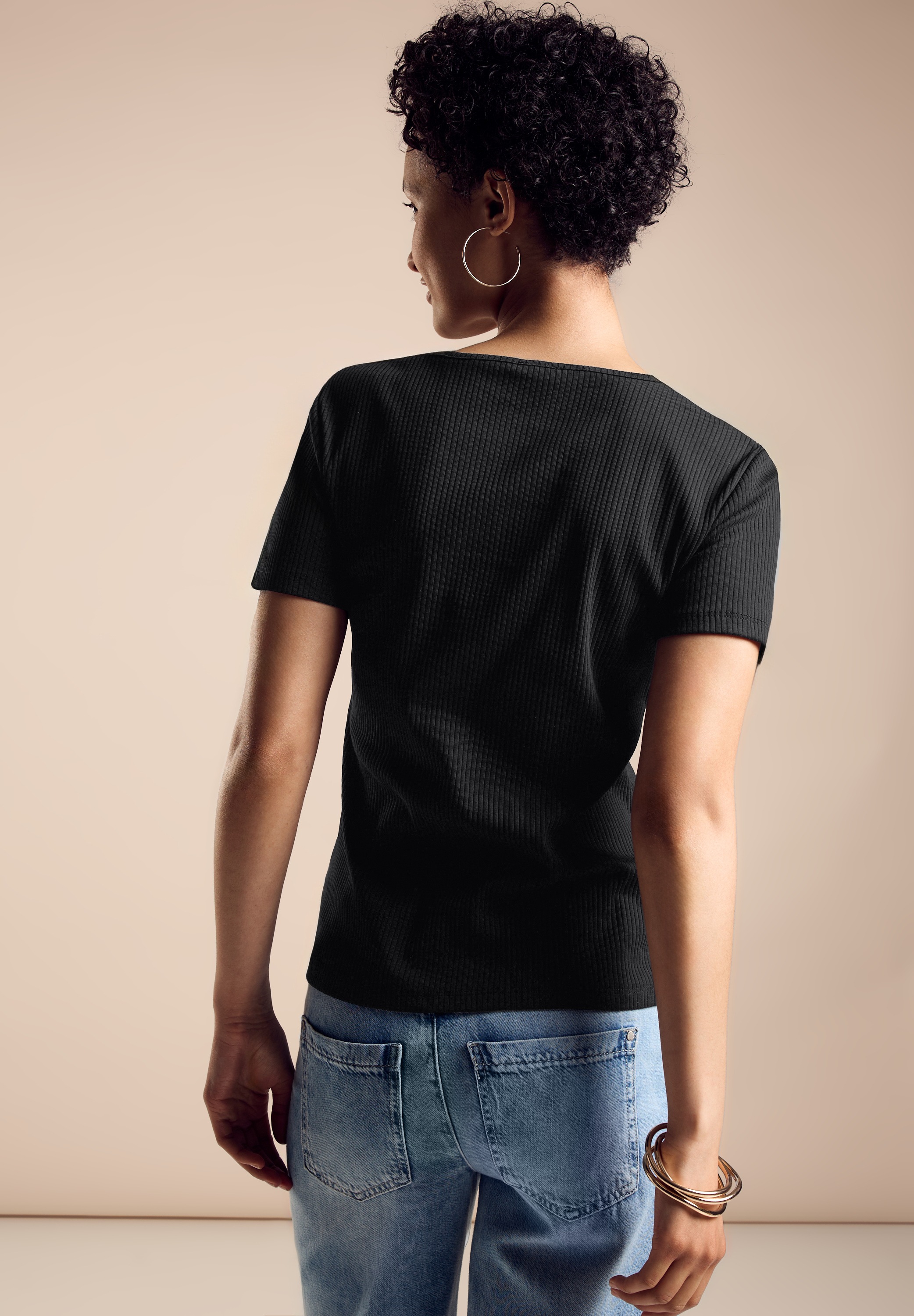 STREET ONE Kurzarmshirt, Rippoptik und V-Ausschnitt mit Schlitz
