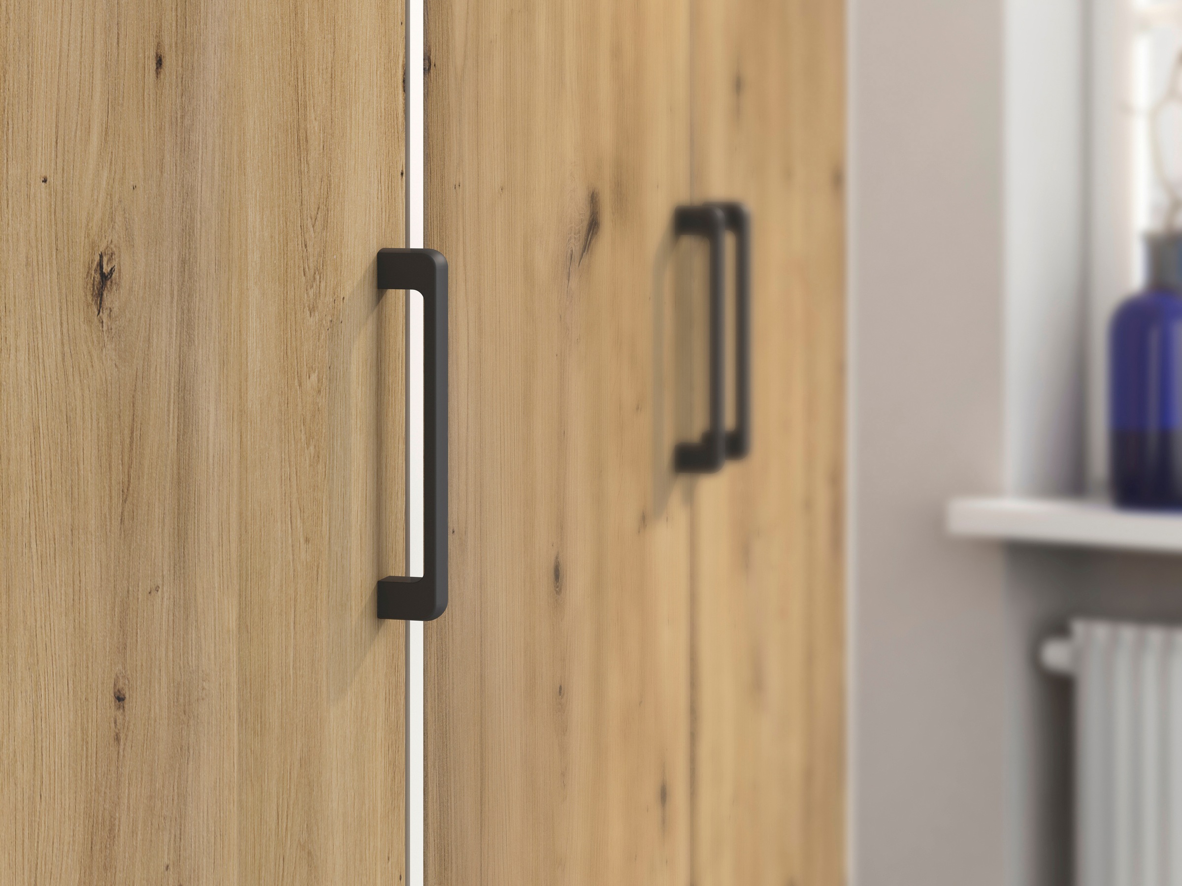 rauch Drehtürenschrank »Kleiderschrank Schrank Garderobe Wäscheschrank VOYAGER«, (in 3 verschiedenen Ausstattungen BASIC/CLASSIC/PREMIUM), moderne Griffe in Graumetallic mit Außenschubkästen MADE IN GERMANY