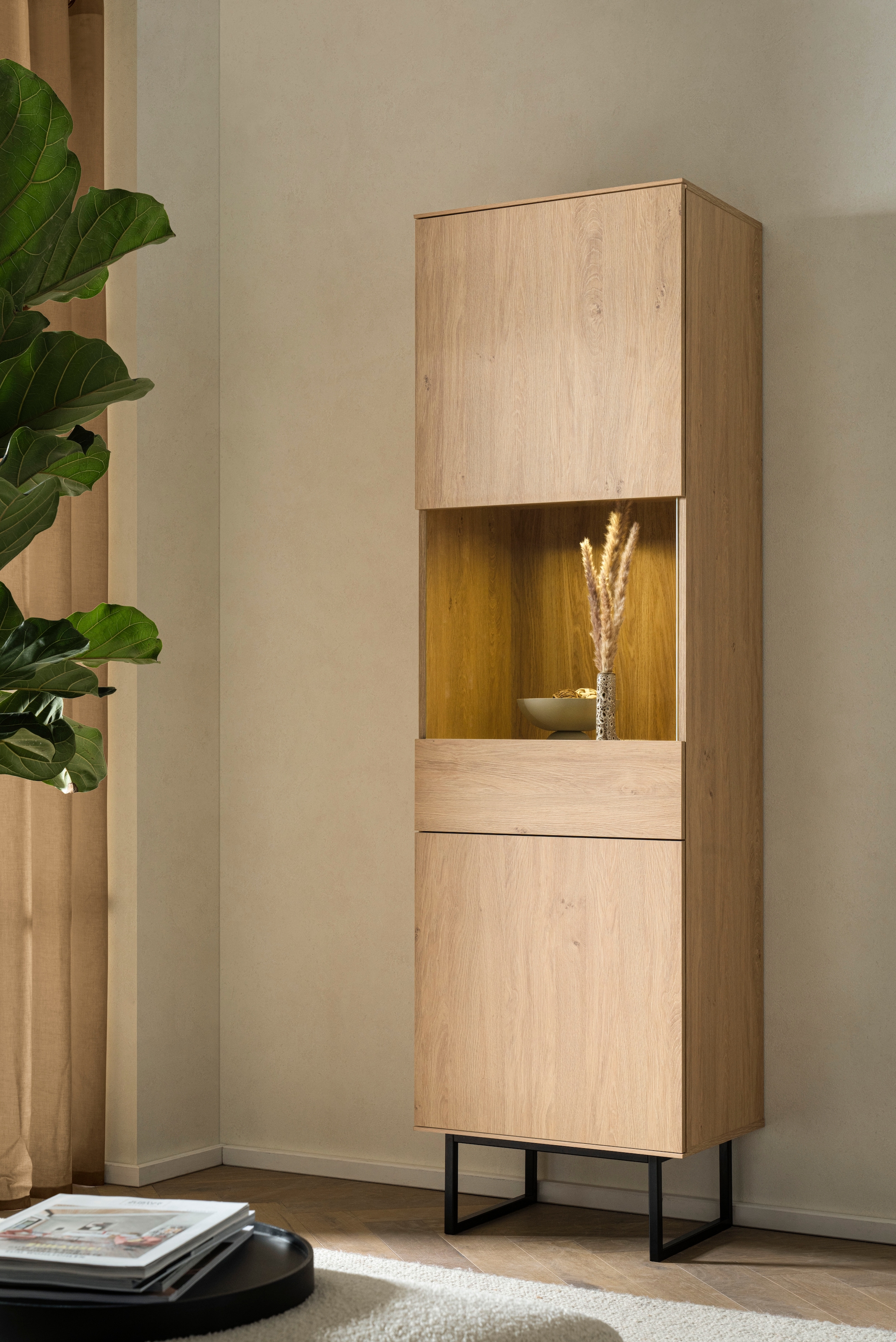 Home affaire Vitrine »Lund, moderner Hochschrank, Glasvitrine mit Kufengestell aus Metall«, optisch dünner Oberboden, hochwertige Optik, ausreichend Stauraum