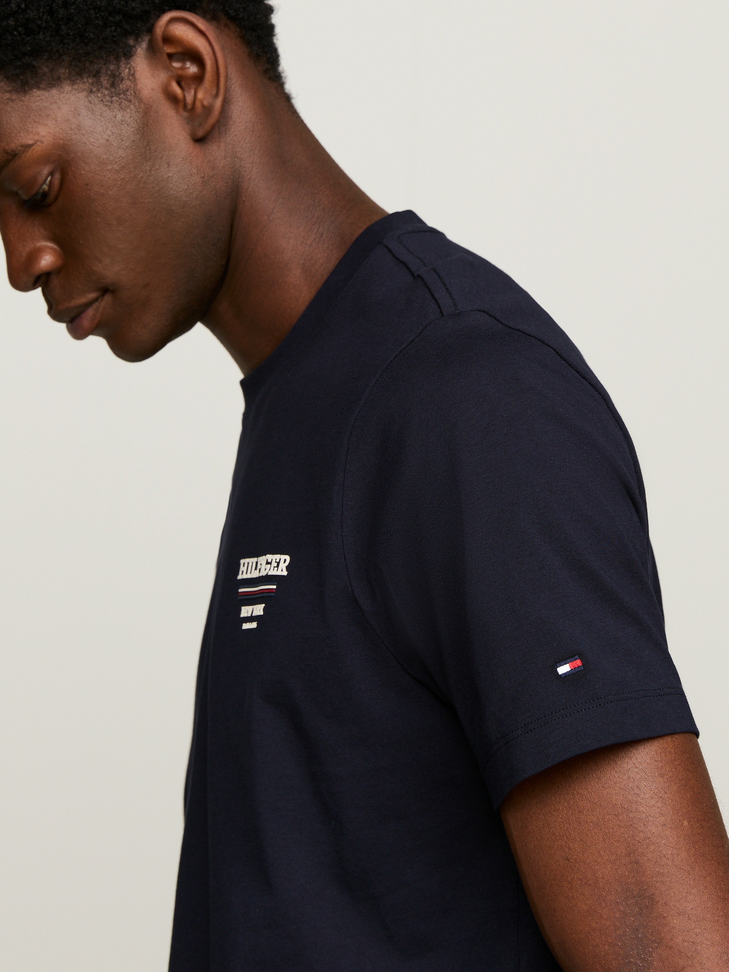 Tommy Hilfiger T-Shirt »HILFIGER GLOBAL STRIPE TEE«, kontrastfarbener Print auf de Brust