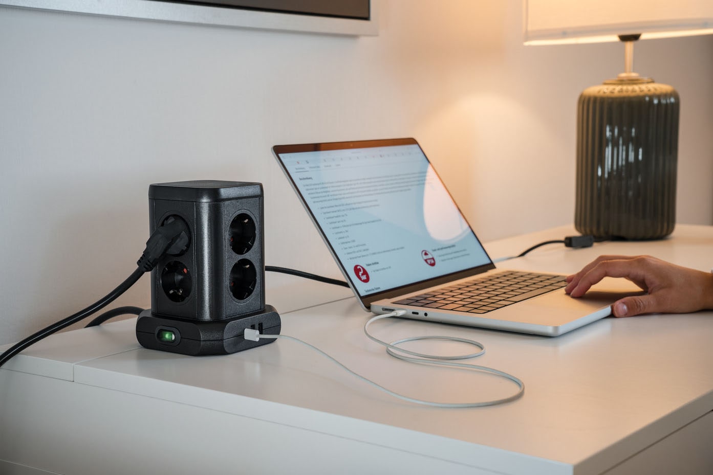 Brennenstuhl Steckdosenleiste »Steckdosenturm 8-fach« 11-fach (Ein- / Ausschalter | Klappendeckel | USB-Anschlüsse Kabellänge 2 m)