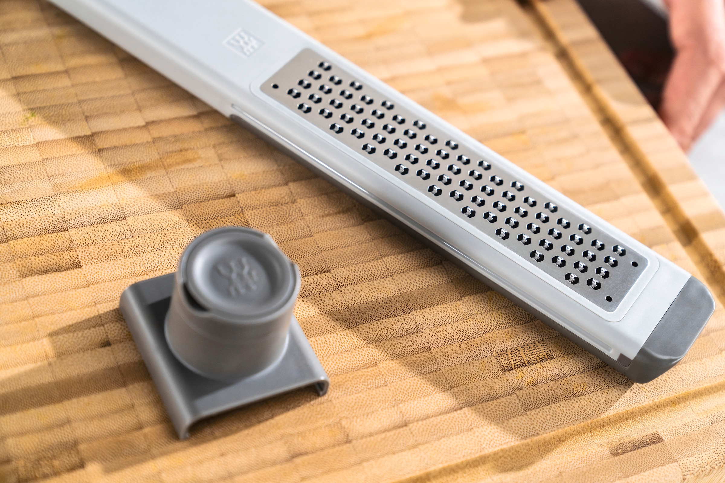 Zwilling Küchenreibe »Feinreibe mit Zwei-Wege-Reibtechnologie«, (1 St.), 3-in-1-Multifunktionsreibe, mit Auffangbehälter und Fingerschutz
