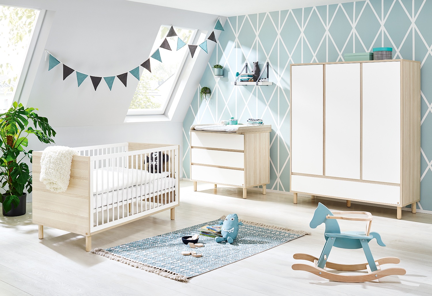 Pinolino® Babyzimmer-Komplettset »Flow«, (Set, 3 St., Kinderbett, Schrank, Wickelkommode), breit groß; mit Kinderbett, Schrank und Wickelkommode; Made in Europe