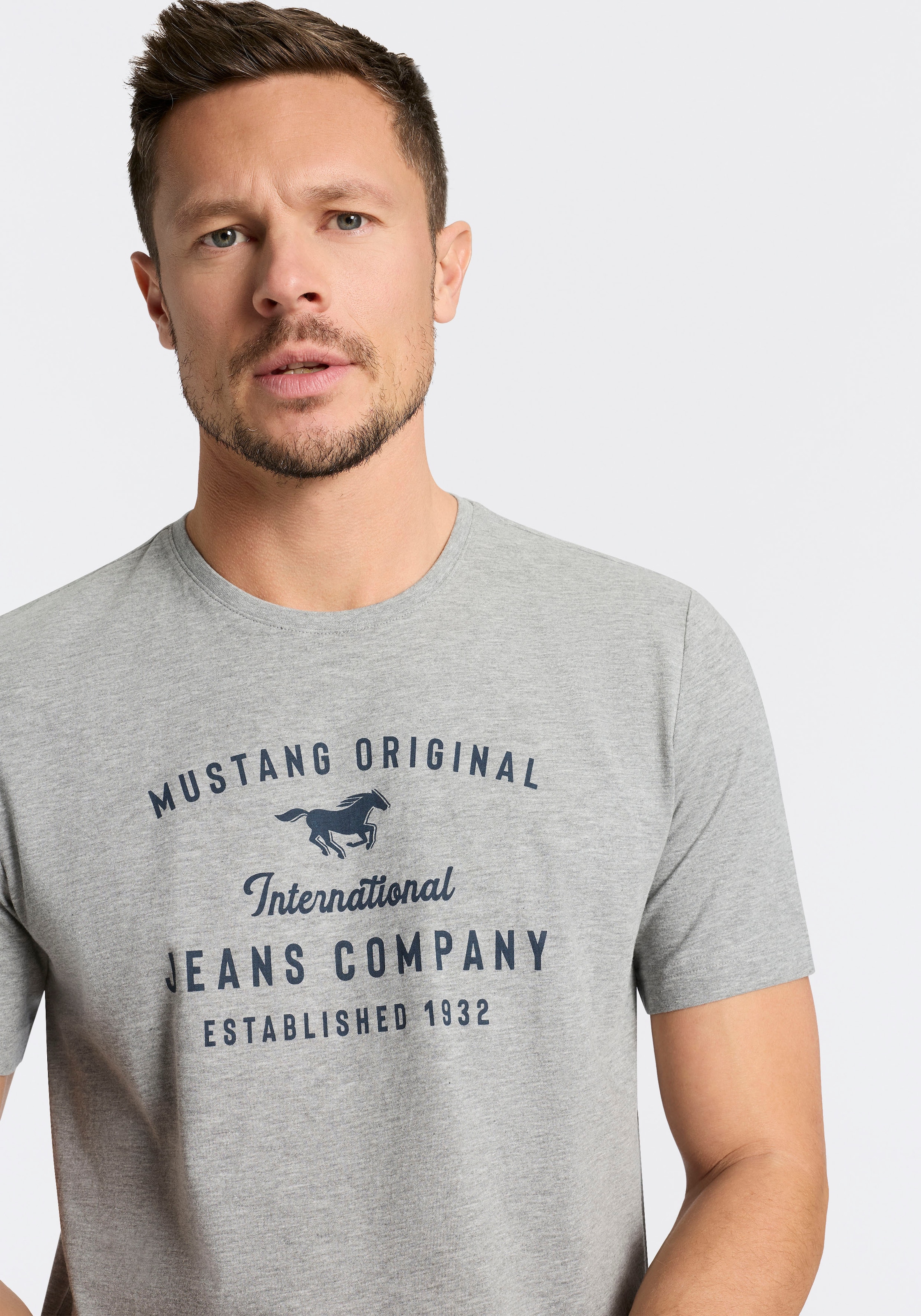 MUSTANG Rundhalsshirt »Alex Logoprint uni« normale Passform, Kurzarm-Design