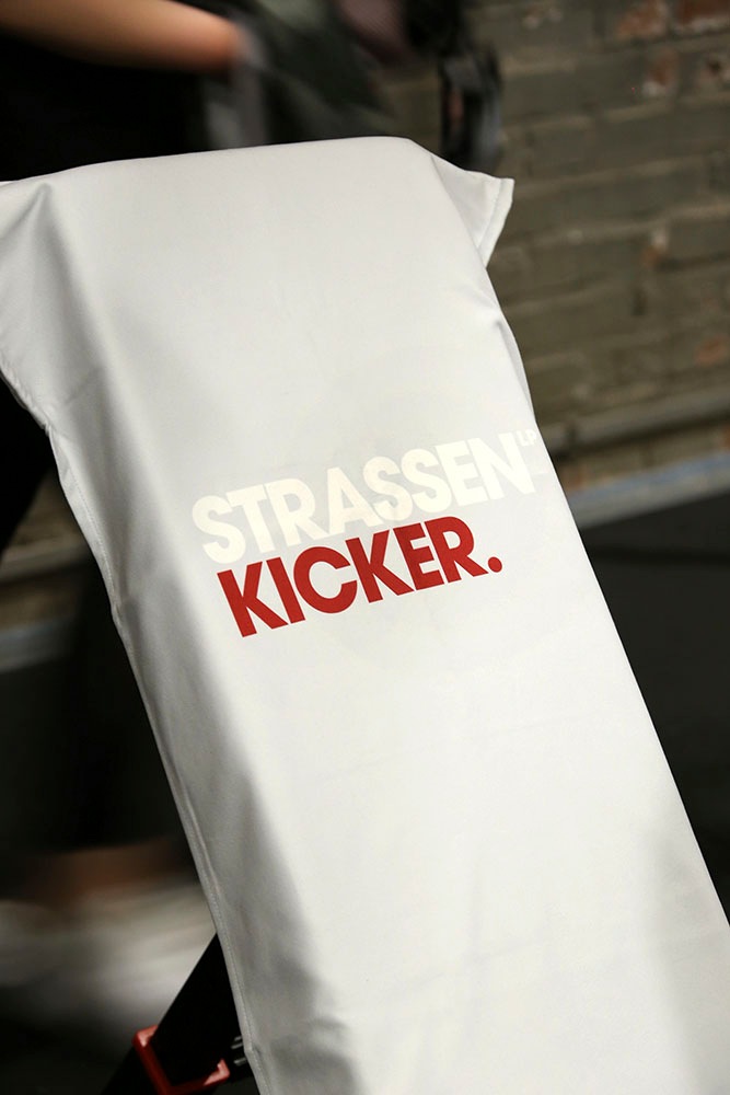 Sporthandtuch »Straßenkicker«, (1 St.), mit dekorativem "Straßenkicker" Sch günstig online kaufen