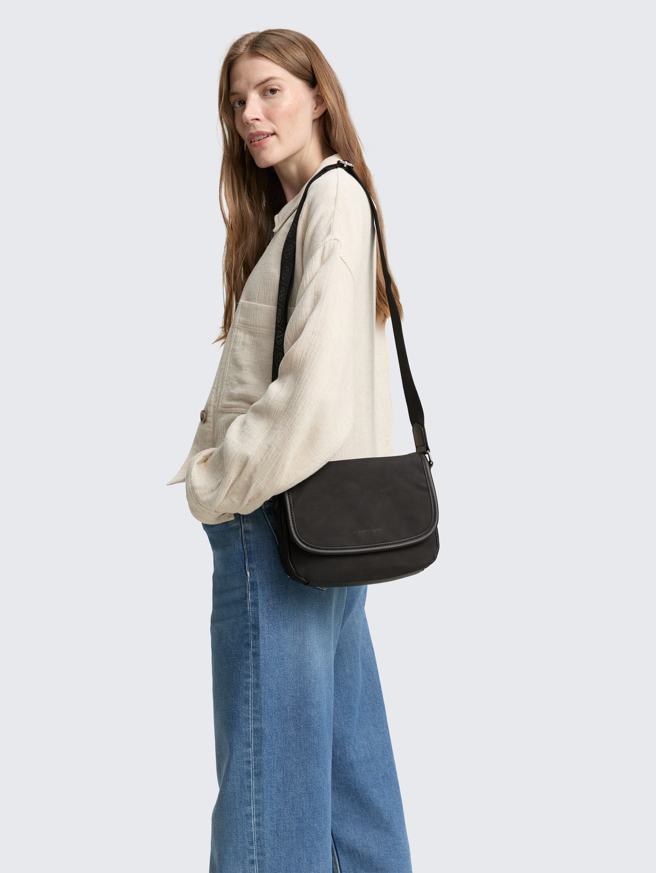 TOM TAILOR Satteltasche »Yara« feines Nubukimtat mit Glattlederimitat sowie Gewebeband mit Logodruck