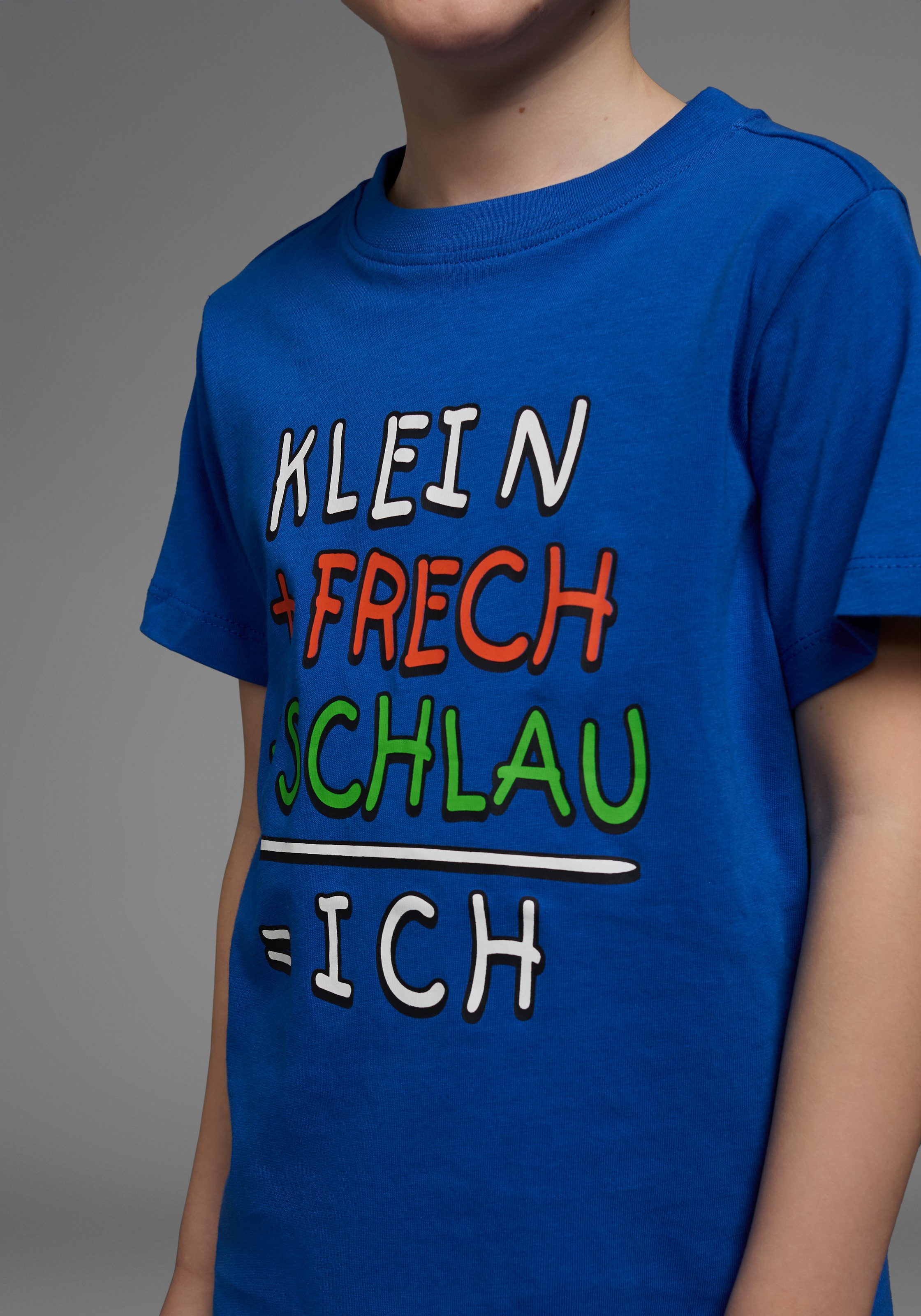 KIDSWORLD T-Shirt »Mit Spruch: KLEIN+FRECH+SCHLAU...«, Kurzarm, Basic-Passform, bedruckt, Rundhalsausschnitt