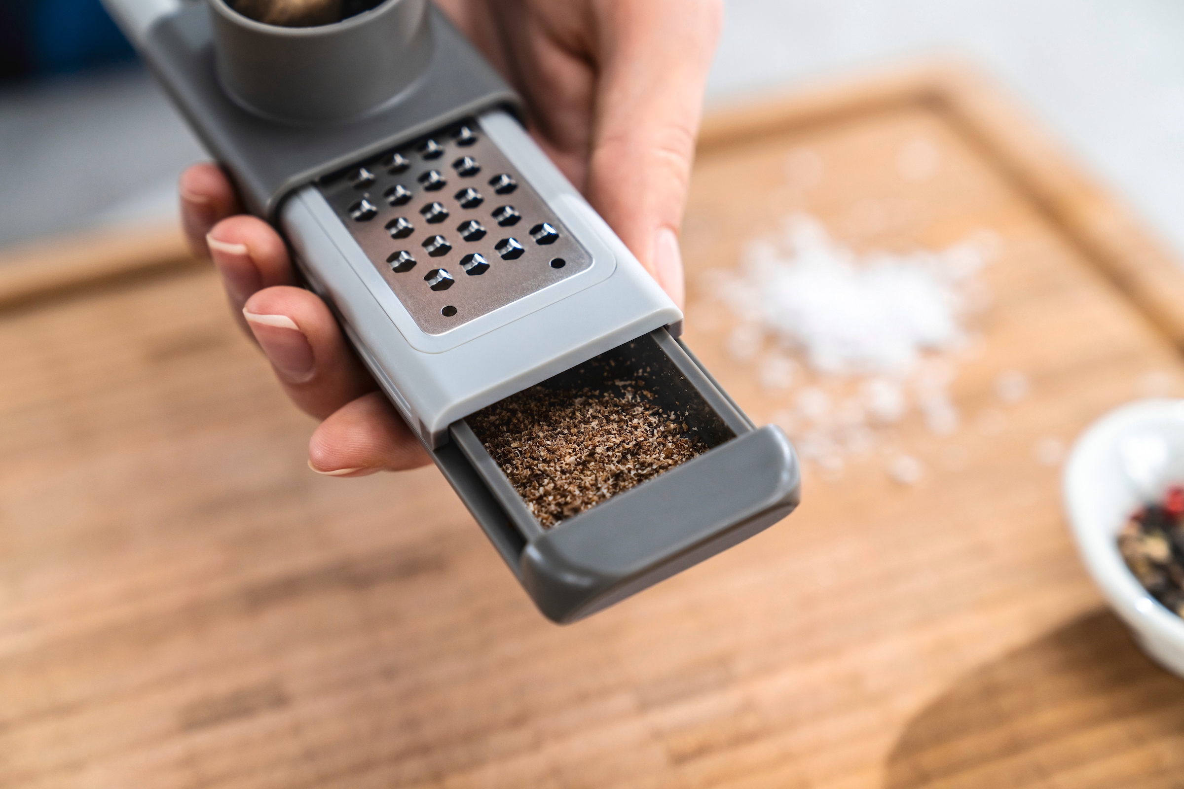 Zwilling Küchenreibe »Feinreibe mit Zwei-Wege-Reibtechnologie«, (1 St.), 3-in-1-Multifunktionsreibe, mit Auffangbehälter und Fingerschutz