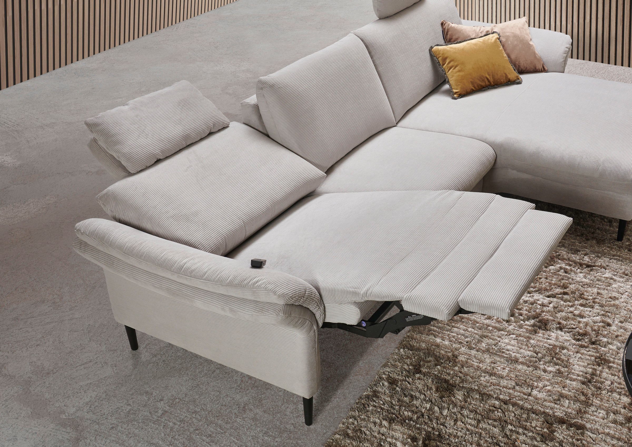 Places of Style Ecksofa »Sarsina: mit Tonnentaschen-Federkern, perfekt zum Entspannen L-Form«, inklusive 1 motorischen Relaxfunktion mit Herz-Waage-Beschlag