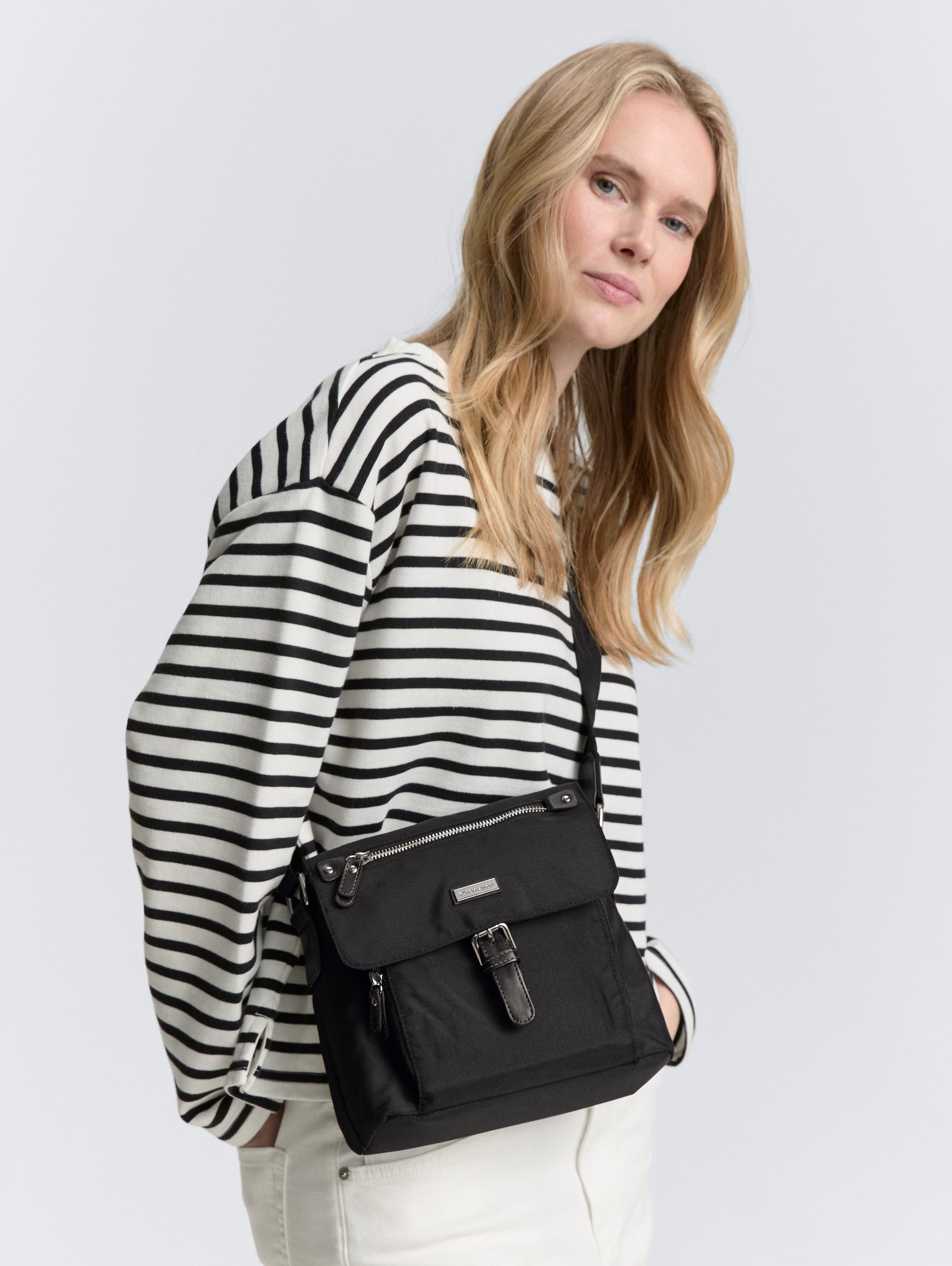 TOM TAILOR Umhängetasche »Rina«, aus leichtgewichtigem Nylon und aufwändig gewebten Gurtband