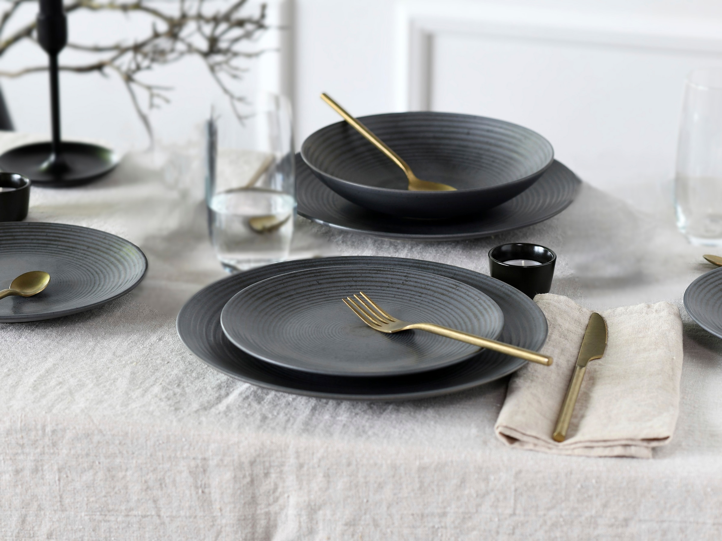 Leonique Tafelservice »Geschirr-Set, Service Andree«, (Set, 12 tlg., 4 Speiseteller; 4 Pasta-/Salat/Suppenteller; 4 Dessertteller), handwerklicher Look, seidenmatte Glasur, 12 Teile für 4 Personen