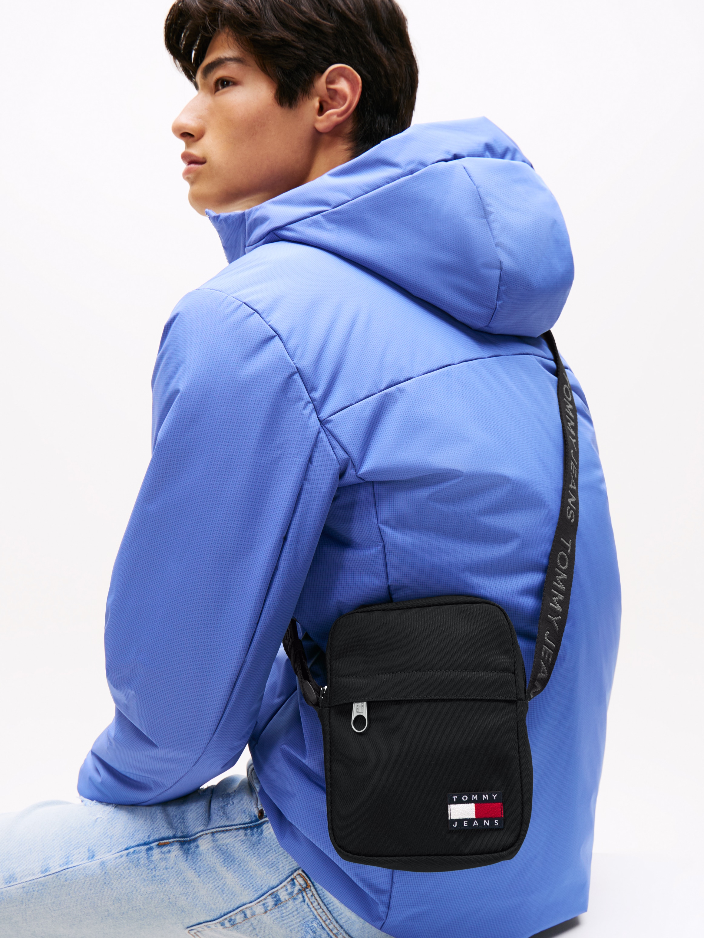 Tommy Jeans Umhängetasche »TJM ESS DAILY REPORTER«, Men Schultertasche, Freizeitasche mit Tommy Jeans Flaggen-Aufnäher