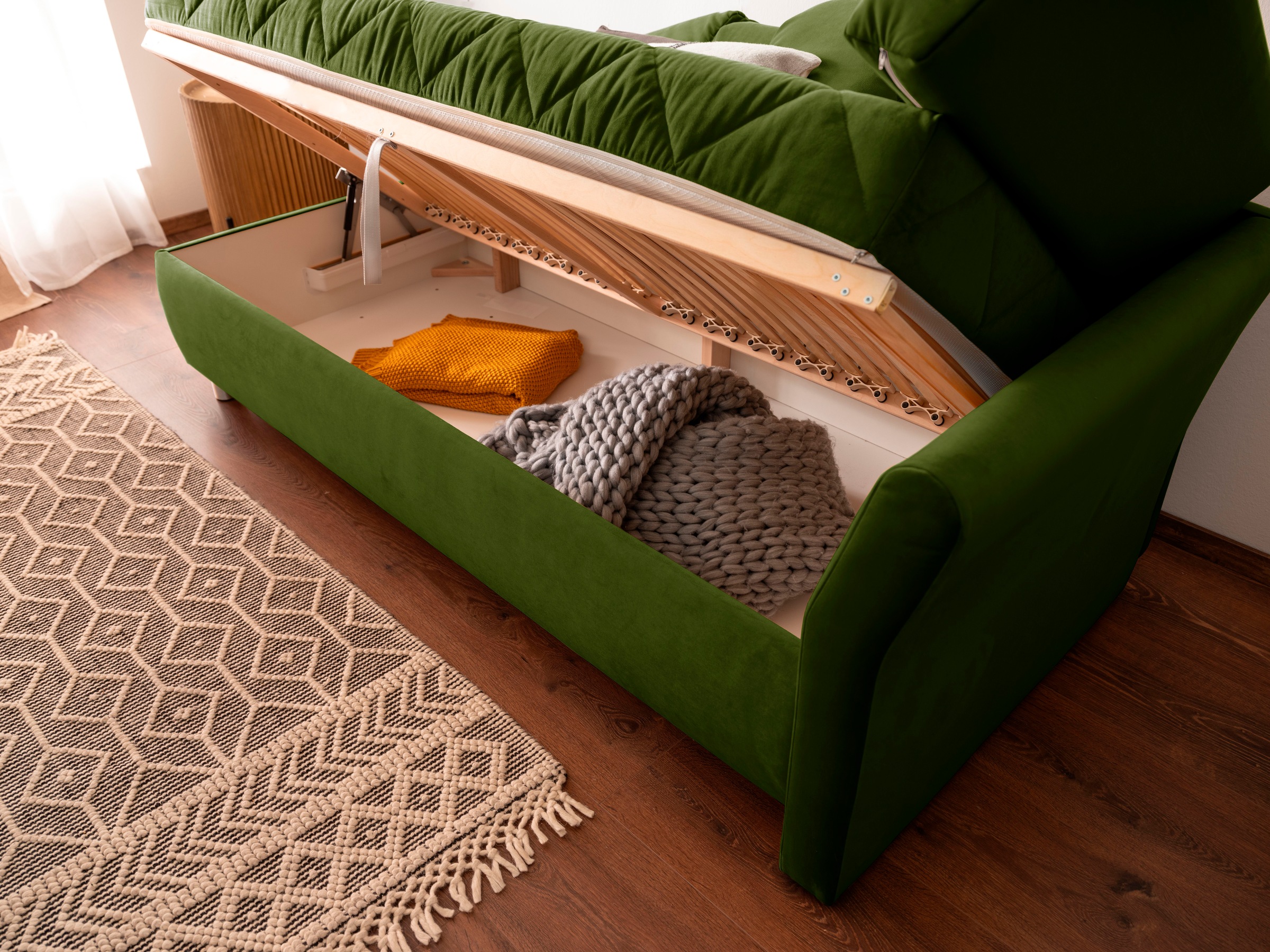 alina Schlafsofa »Lindsay«, Bettkasten, Zierkissen-Set aus: 2 Stk. 40x40cm, 1 Stk. 30x30cm