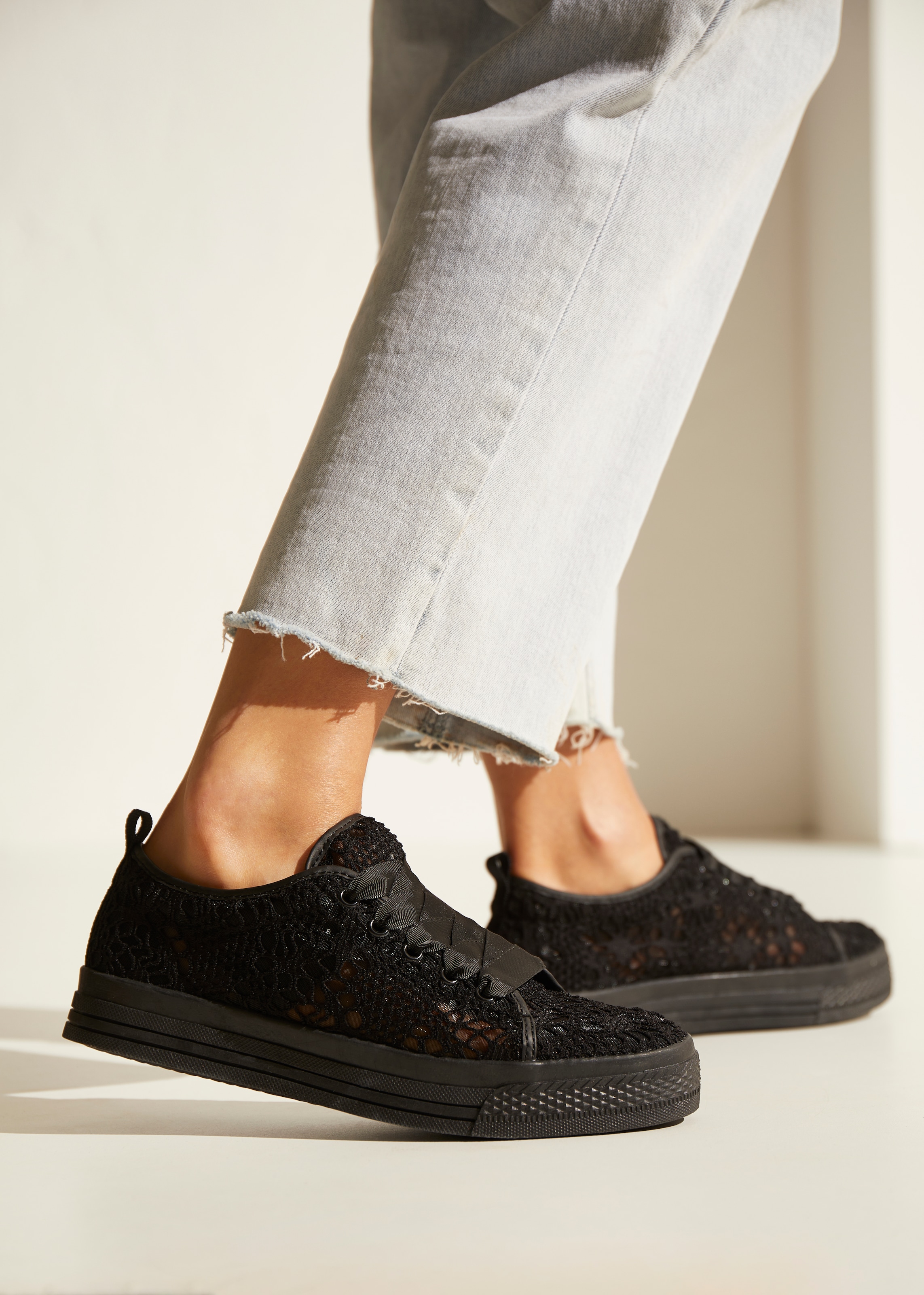 LASCANA Sneaker, mit leichter Plateausohle und Spitze, Schnürhalbschuhe, Freizeitschuhe