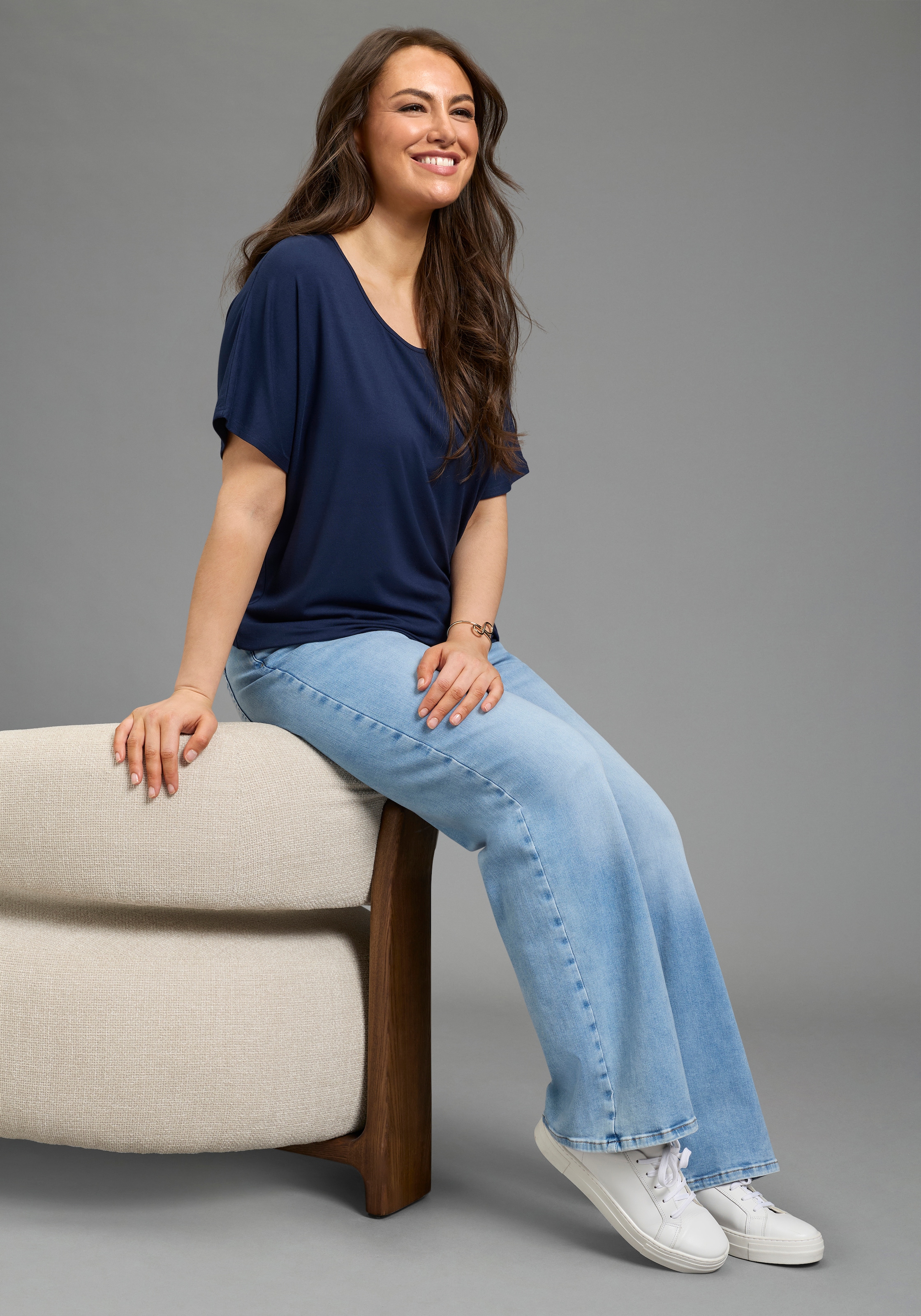 Laura Scott CURVE T-Shirt figurumspielende Passform, mit Rundhalsausschnitt