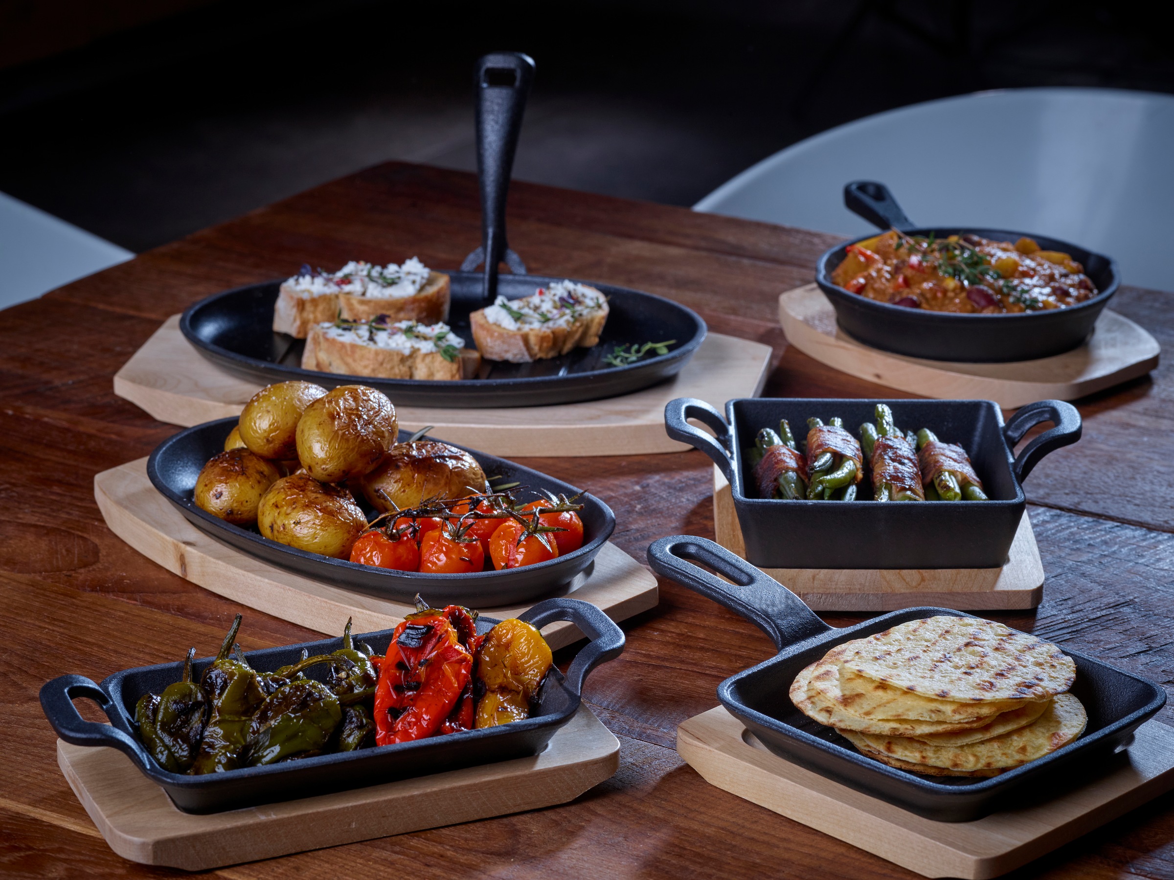 ECHTWERK Servierpfanne »2x Pfännchen« Gusseisen Set, 2 Stk. tlg. inkl. dekorativem Servierbrett, bereits eingebrannt