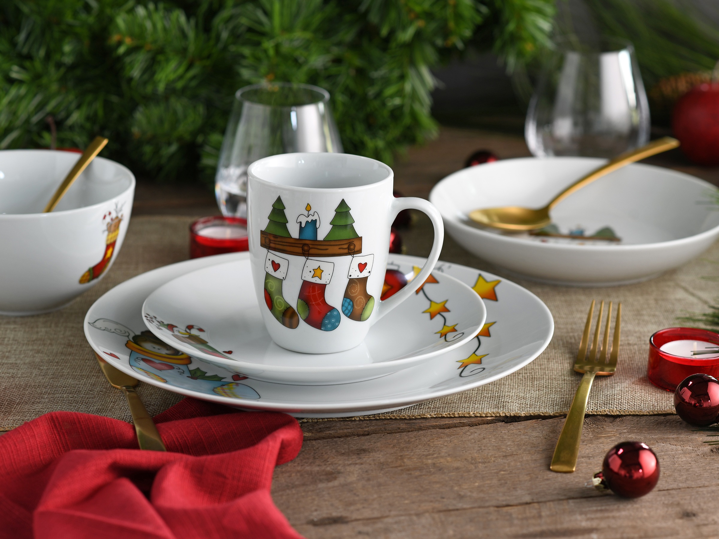 CreaTable Kombiservice »Luna Socken, Kombi-Service 30-tlg«, (Set, 30 tlg.), Winterlicher Dekor mit lustigen Sockenmotiven
