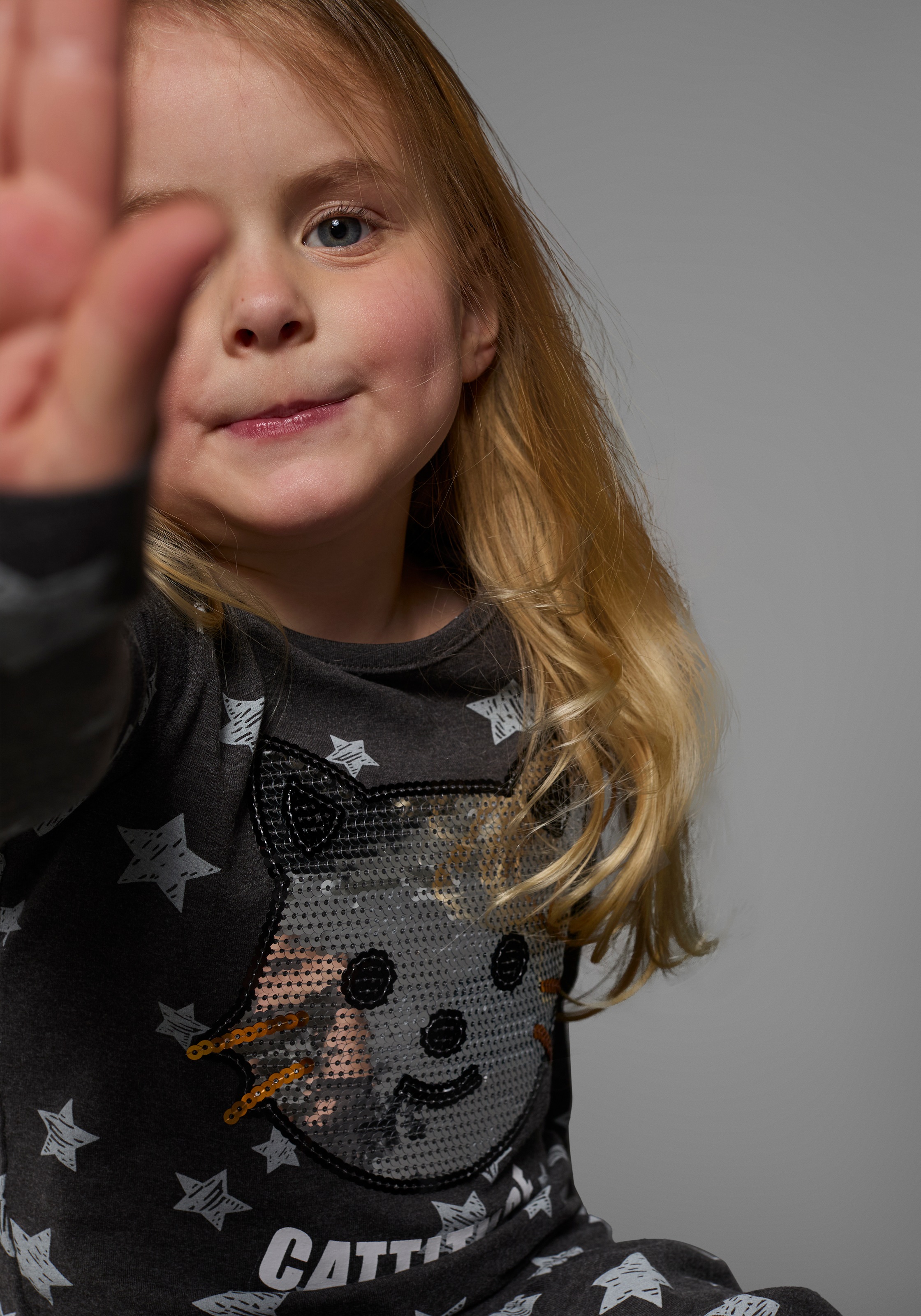 KIDSWORLD Jerseykleid »Kleid mit Pailletten«, Shirtkleid mit süßer Paillettenapplikation