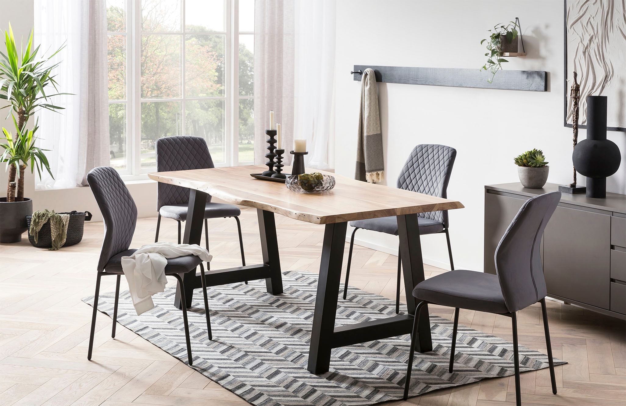 SalesFever 4-Fußstuhl »Esszimmerstuhl mit elegantem Stil« (Set) 2 Stk.2er Set mit eleganter Wabensteppung im Rücken