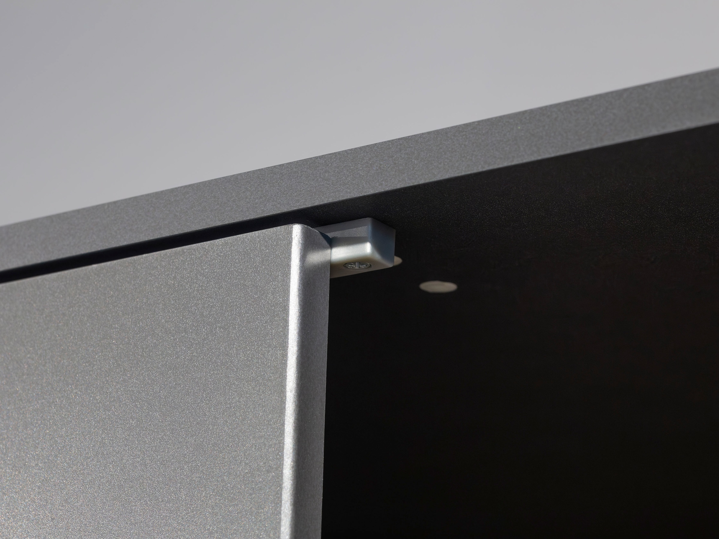 rauch Drehtürenschrank »Kleiderschrank Schrank Garderobe SHINJO Breiten 93/140/187 cm« in 3 verschiedenen Ausstattungen BASIC/CLASSIC/PREMIUM,  Griffe und Füße aus Massivholz, viel Stauraum MADE IN GERMANY