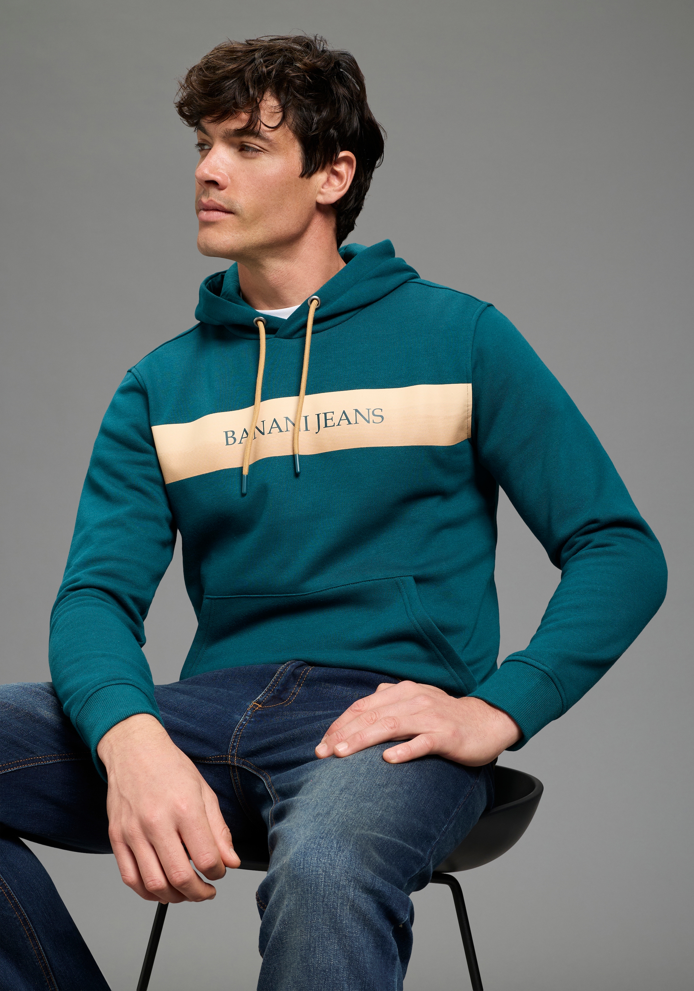 Bruno Banani Kapuzensweatshirt , mit Kapuze und Kordelzügen, mit Kängurutasche, schmale Passform
