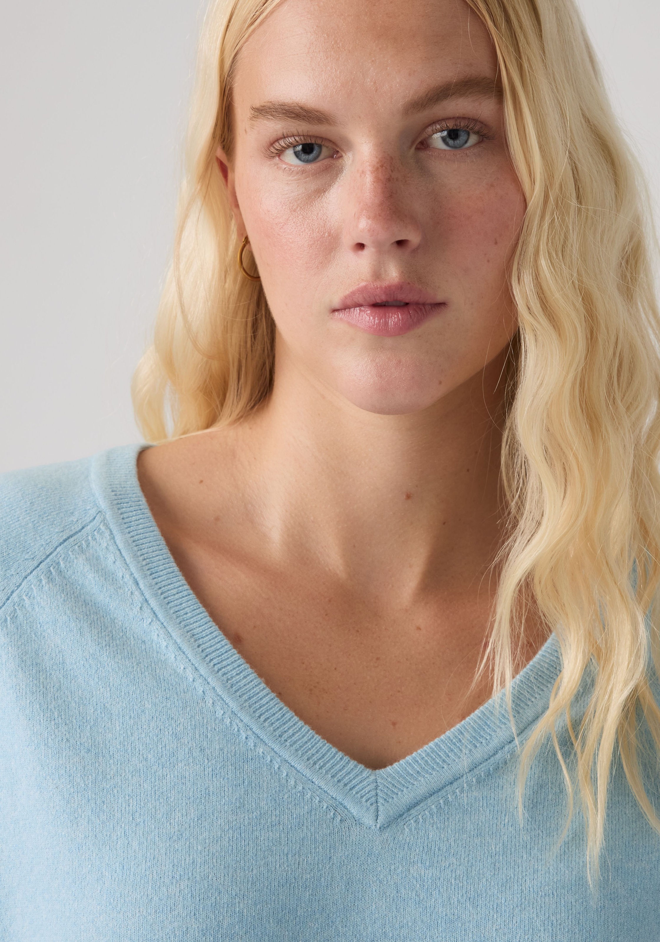 Levi's® V-Ausschnitt-Pullover »SUPER SOFT VNECK PULLOVER« im Bund beidseitig mit kurzem Schlitz