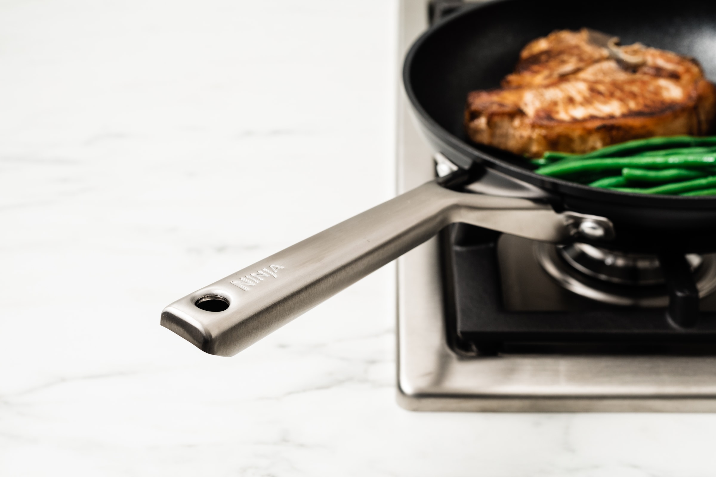 NINJA Bratpfanne »Ninja ZEROSTICK Edelstahl-Pfanne C600DE«, Edelstahl, (1 tlg.), Edelstahl mit Aluminiumbeschichtung für Braten bei hohen Temperaturen