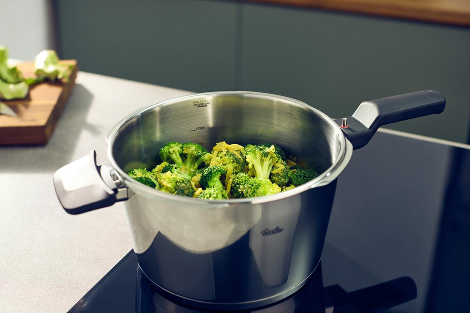 Fissler Schnellkochtopf »Vitaquick®Elemental Dampfkochtopf Premium Drucktopf« 1 tlg. Edelstahl 18/10