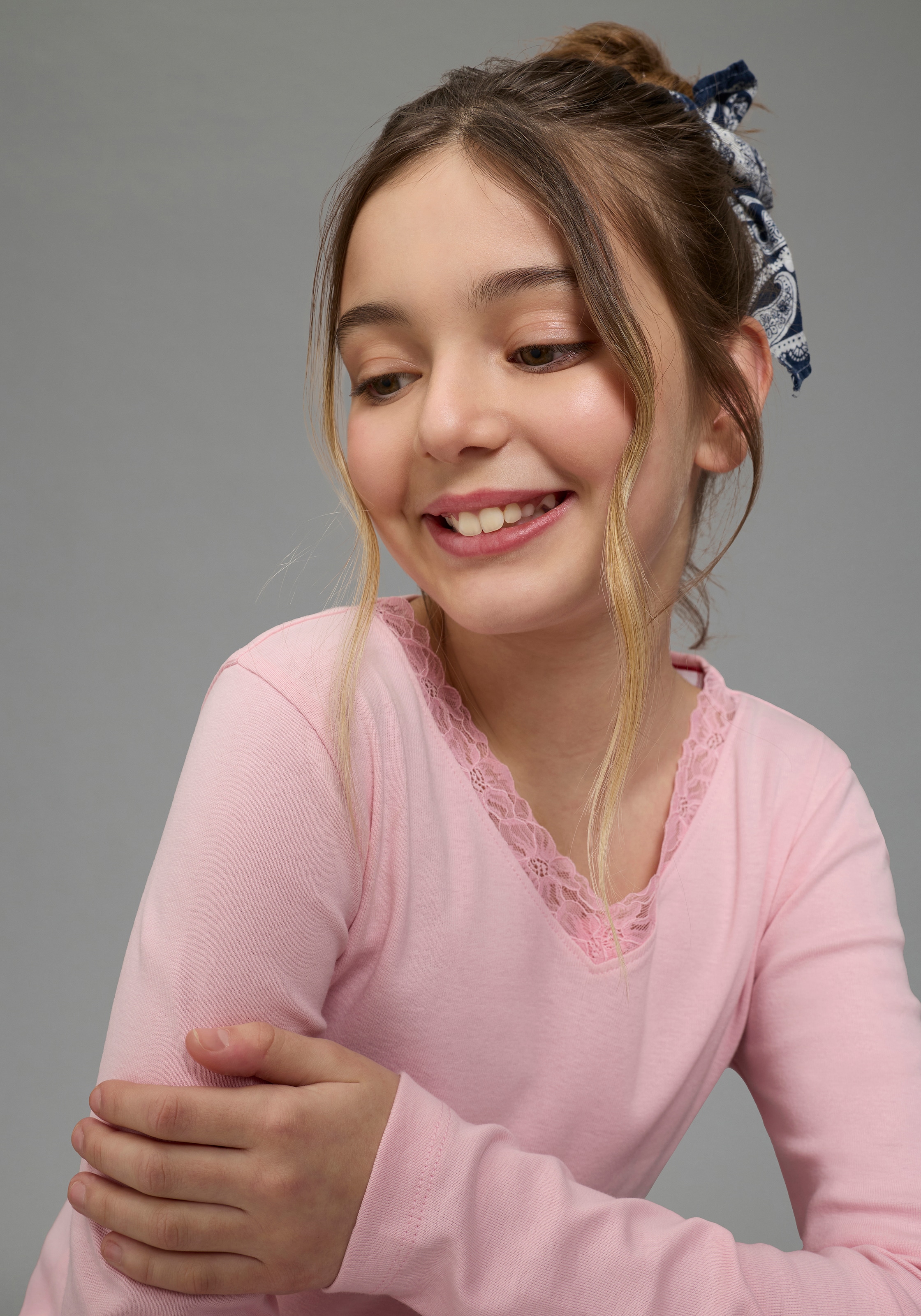 KangaROOS Langarmshirt »Kangaroos Shirt aus Rippware mit Spitzenkante« V-Ausschnitt mit Spitze, unifarben, mit Logostickerei