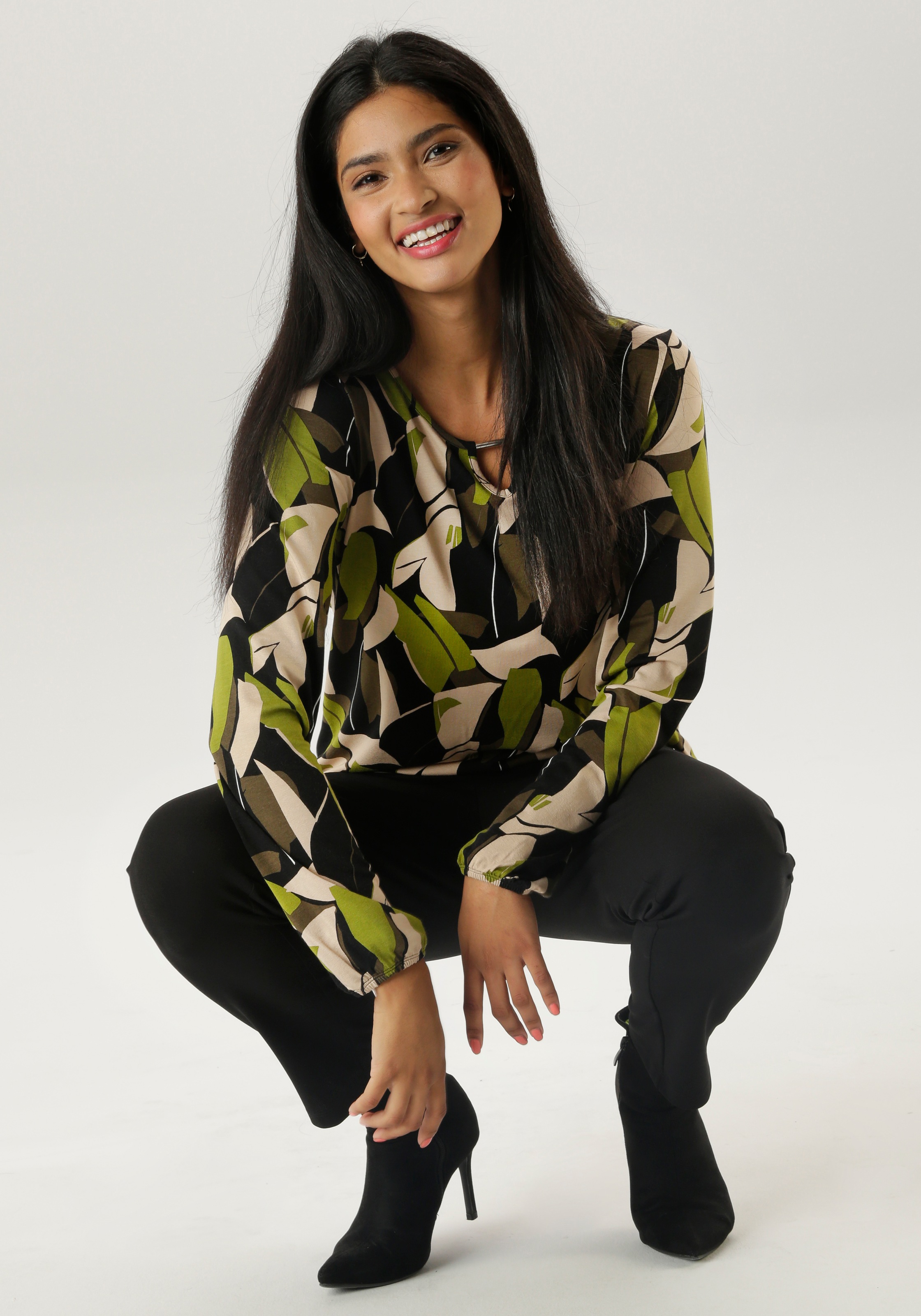 Aniston SELECTED Langarmshirt, mit Cut-out und phantasievollem Druck