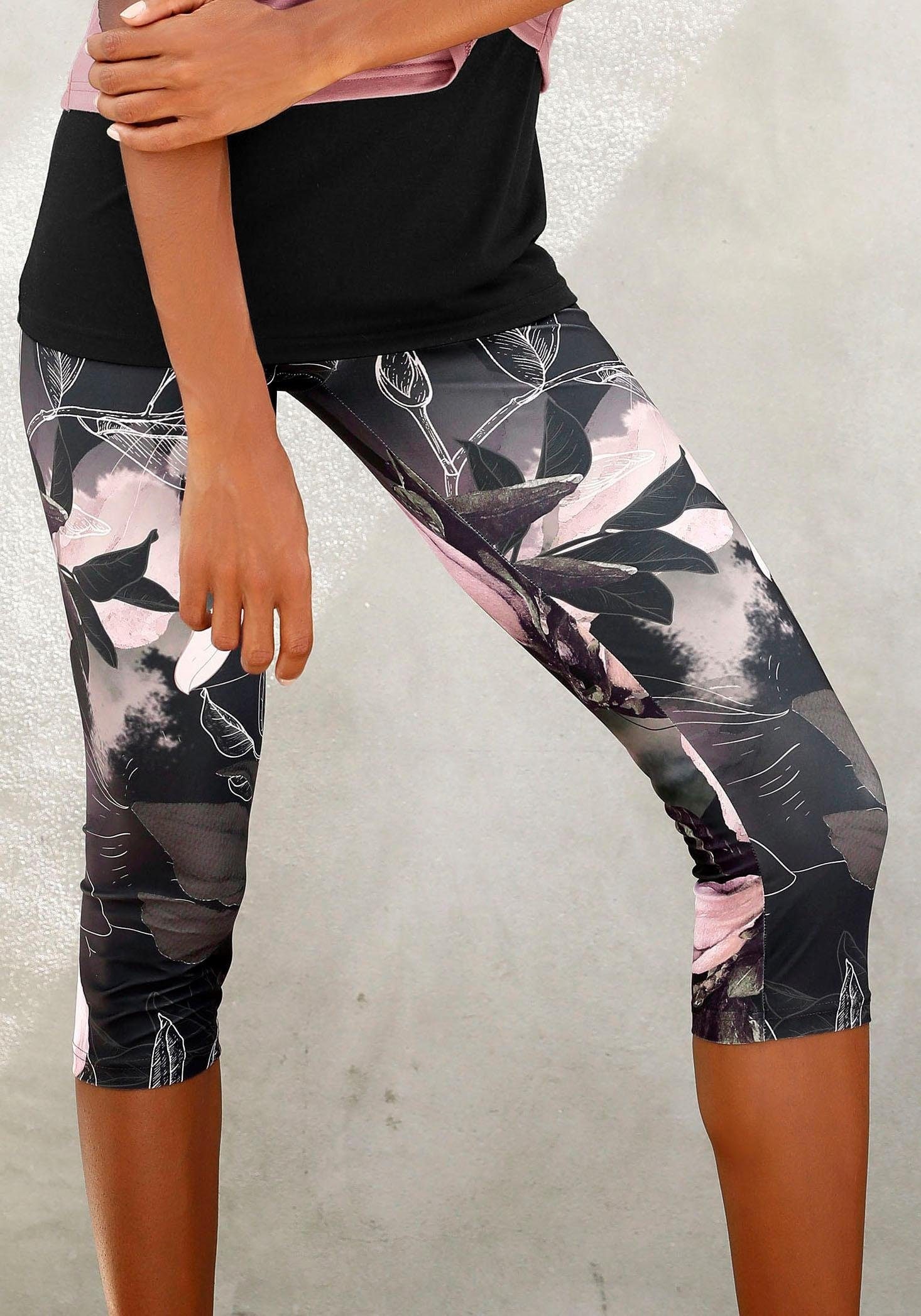 mit »Tropical« Blumenprint ACTIVE abstraktem LASCANA Caprileggings