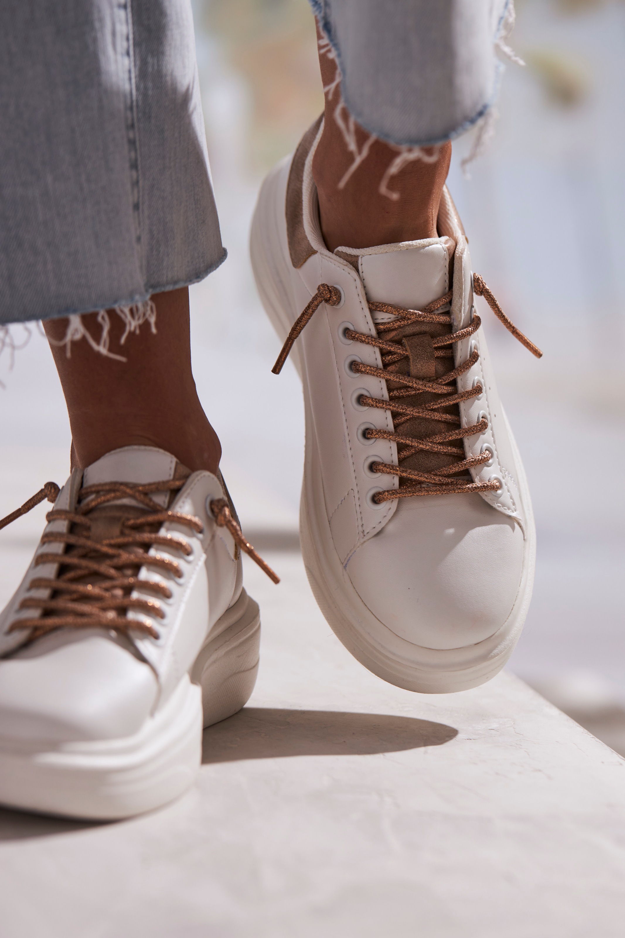 LASCANA Sneaker »Freizeitschuhe,«, mit Metallicdetails und elastischen Schnürbändern VEGAN