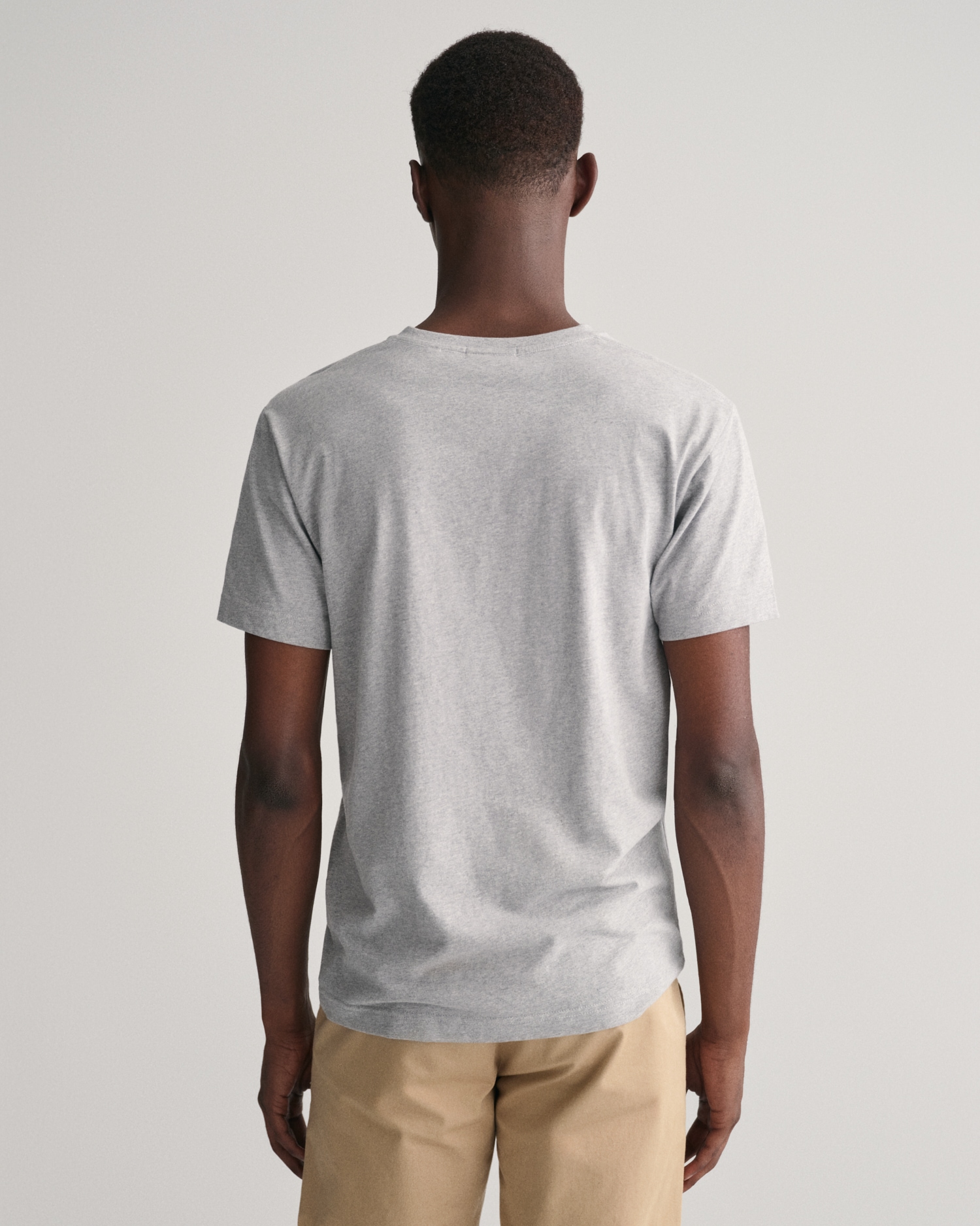 Gant T-Shirt »SLIM SHIELD V-NECK T-SHIRT« mit einer kleinen Logostickerei auf der Brust