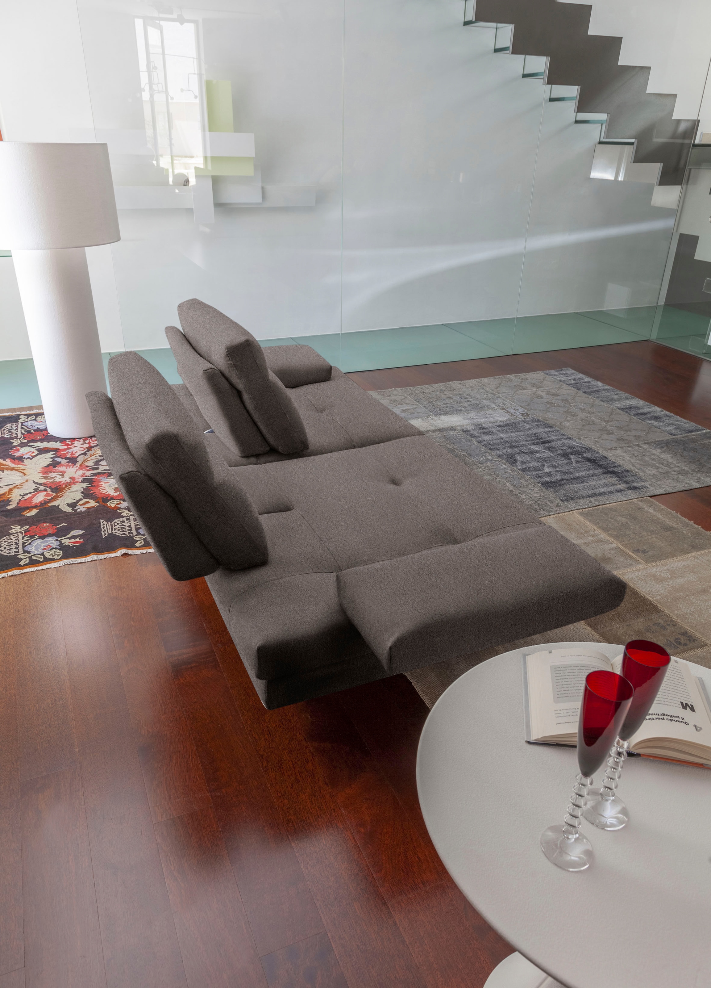 CALIA ITALIA 3-Sitzer »Toby Wing, Designsofa mit hohem Sitzkomfort, bequem und elegant«, inklusive Sitztiefenverstellung, Füße in Chrom glänzend