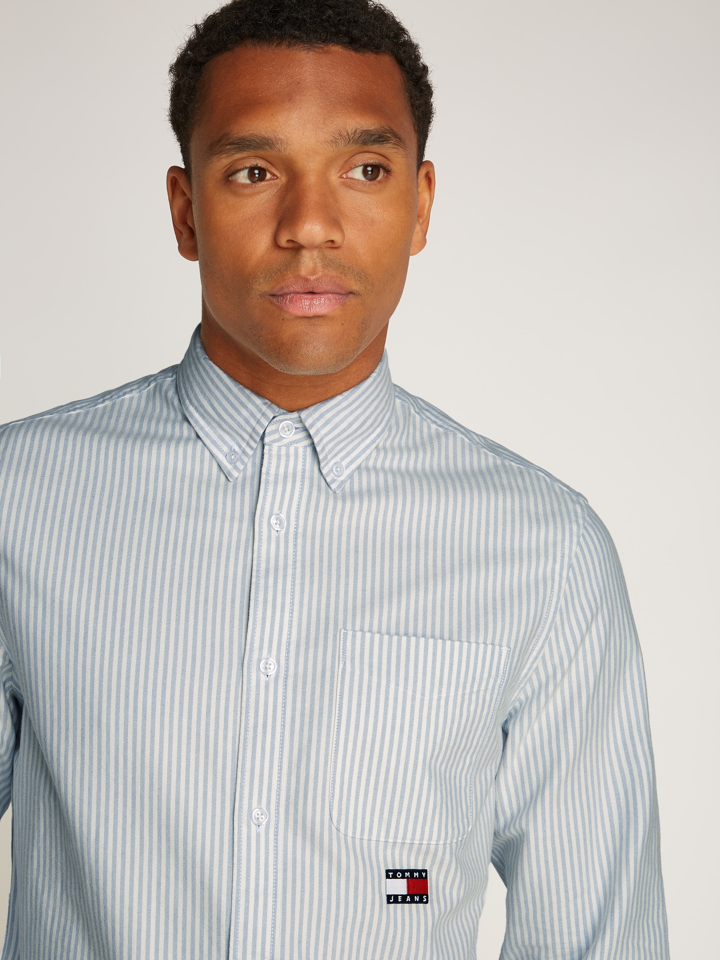 Tommy Jeans Langarmhemd »TJM STRIPE OXFORD SHIRT EXT«, mit Logostickerei