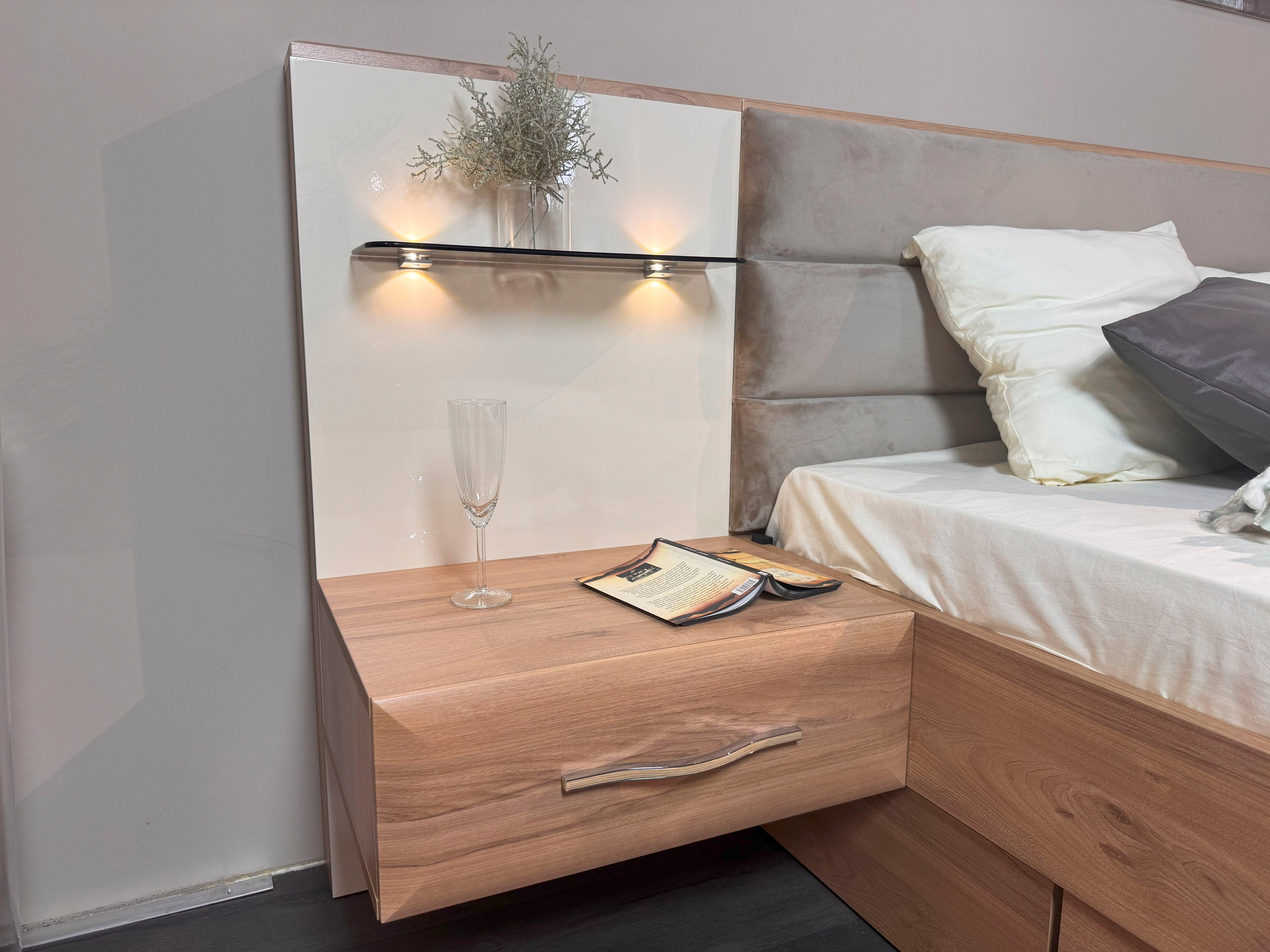 Home affaire Nachtkonsole »Gala, beige hochglänzend UV lackiert und melaminbeschichtet, kratzfest«, (Schublade mit Soft-Close-Funktion, 56x47x100cm (BxTxH), mit Beleuchtung,wahlweise rechte oder linke Bedienung,FSC-zertifiziert