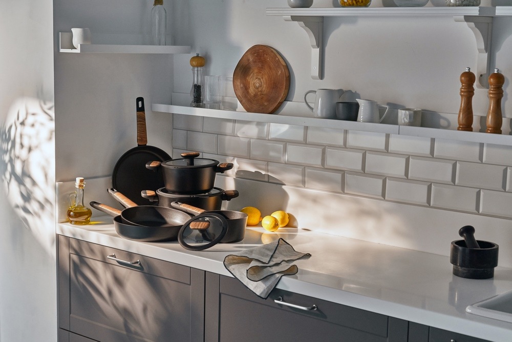 RESTO Kitchenware Kasserolle »Mon, Topf 1,4 l, antihaftbeschichtet und spülmaschinenfest«, Aluminium, (2 tlg.), mit Glasdeckel und stoßdämpfendem Silikonrand, im Geschenkkarton