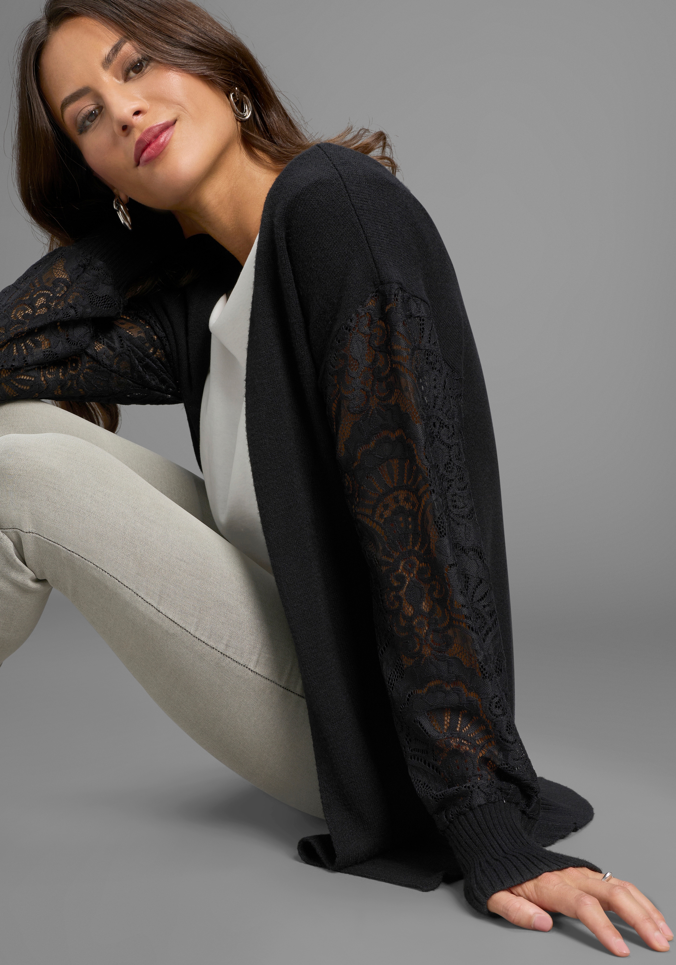 Laura Scott Strickjacke kuscheliger Winterstrick mit femininen Spitzenärmeln - NEUE KOLLEKTION