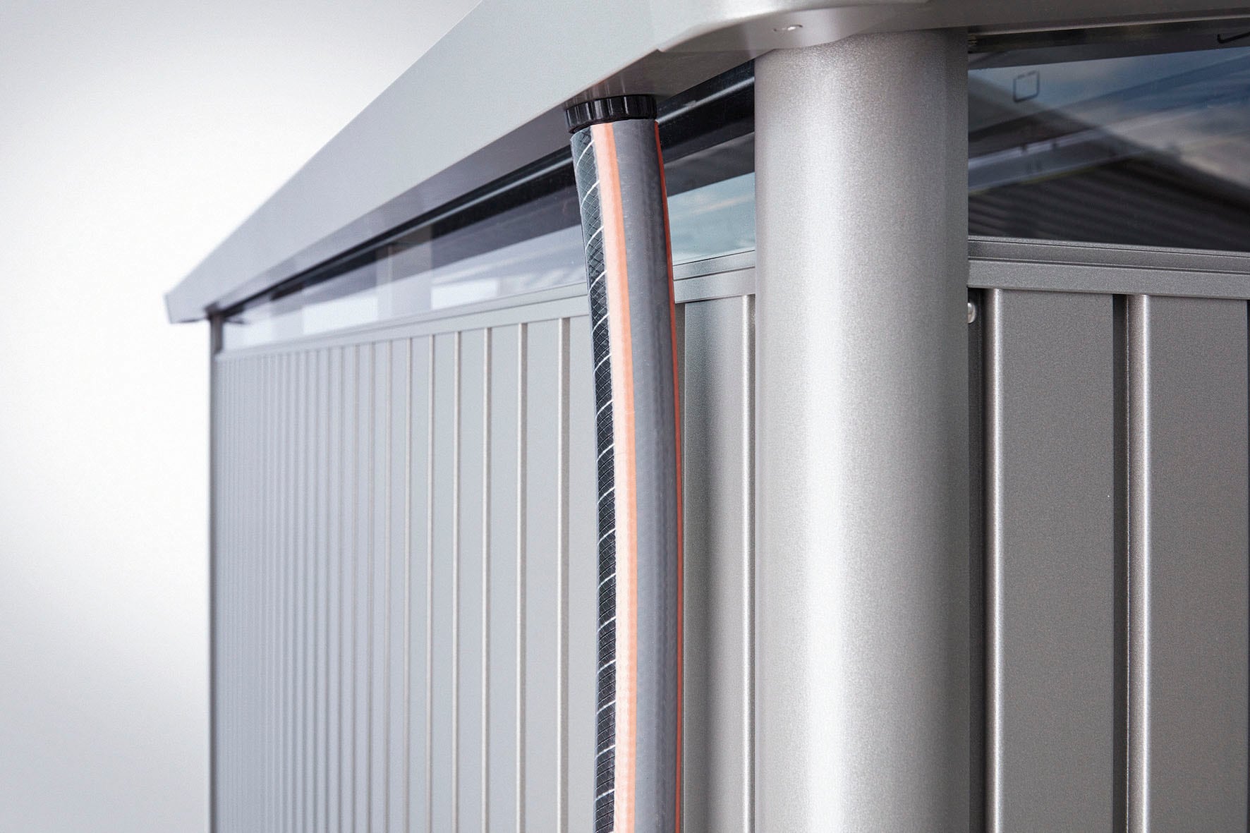 Biohort Gerätehaus »PANORAMA Gr. P4 quarzgrau-metallic
mit Doppeltür«, aus Metall mit umlaufendem Acrylglas-Lichtband