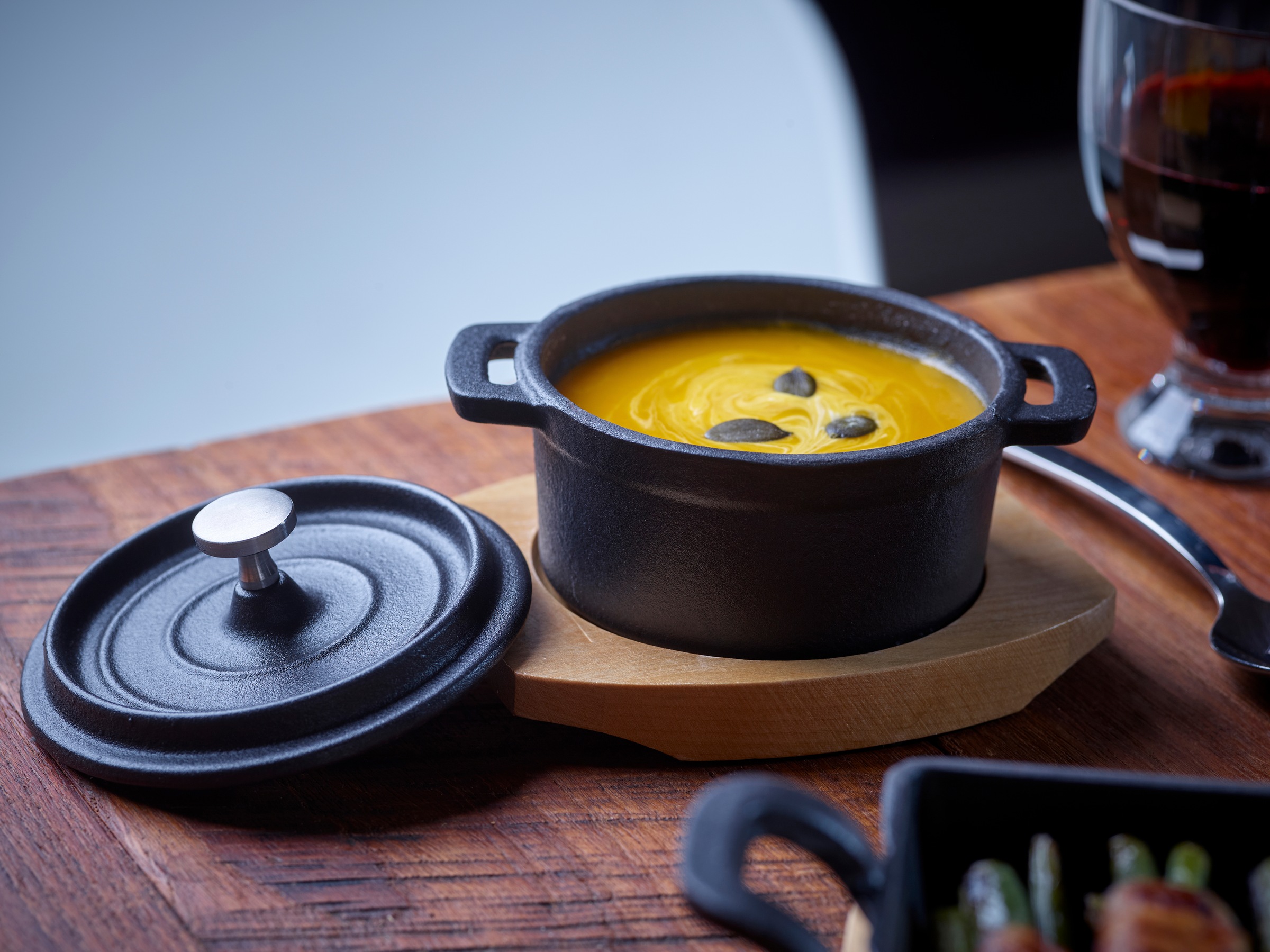 ECHTWERK Servierpfanne »2x Mini-Kochtopf aus Gusseisen« Gusseisen Set, 2 Stk. tlg. inkl. dekorativem Servierbrett, bereits eingebrannt