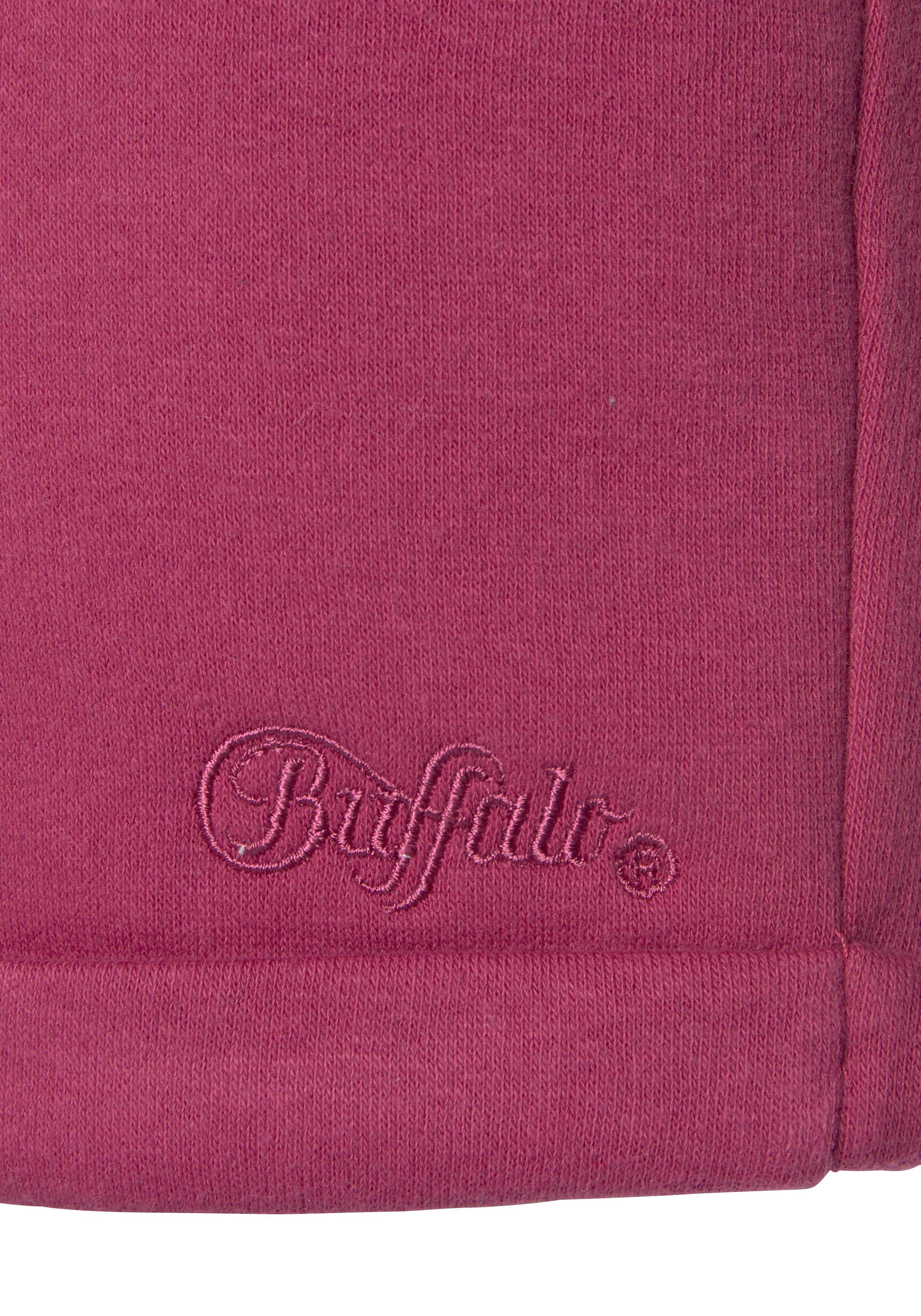 Buffalo Sweatshorts, mit Logostickerei und seitlichen Taschen, Loungeanzug