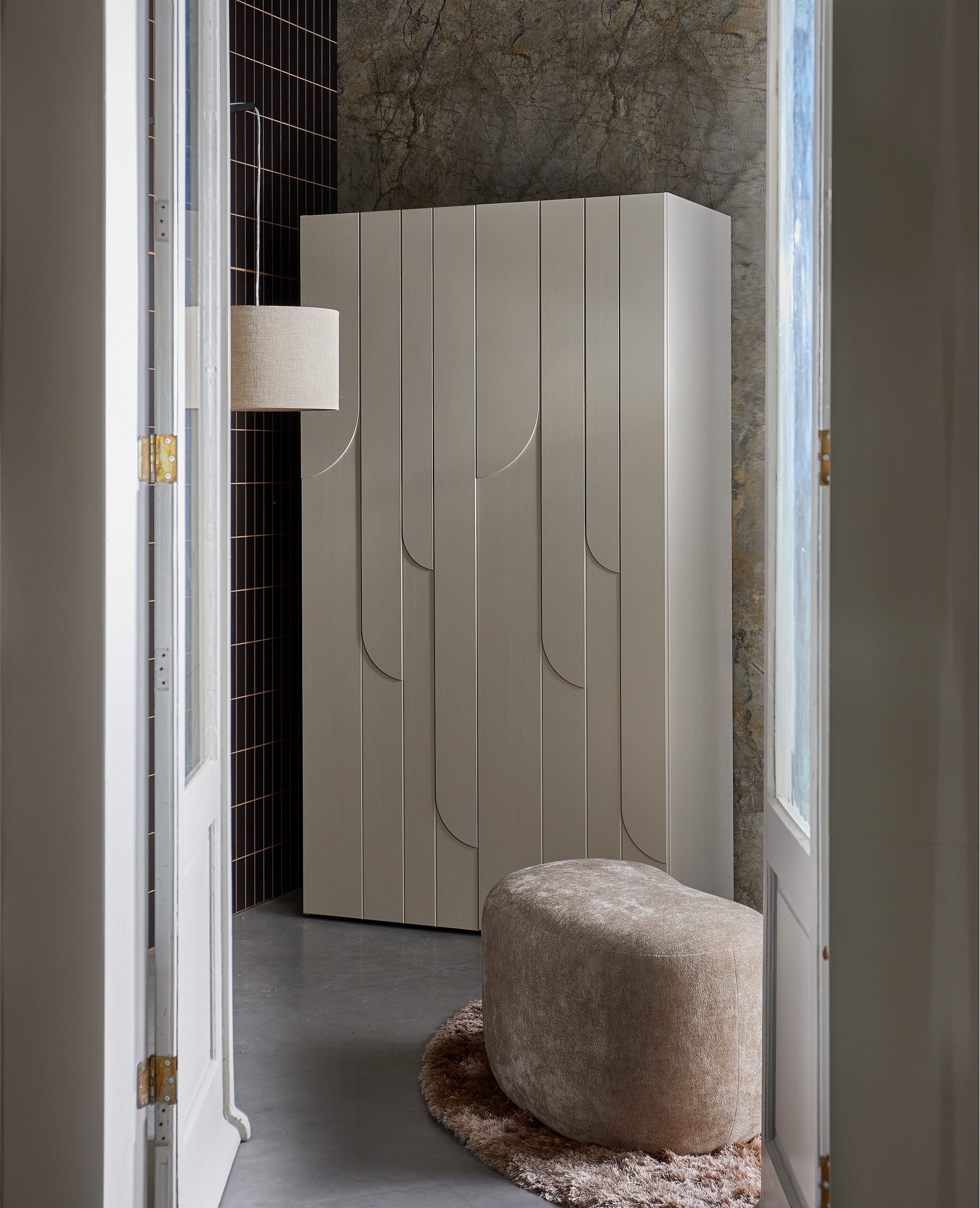 WOOOD Kleiderschrank »WOOOD RAIN 2-TÜRIGER KLEIDERSCHRANK KIEFER DUST [fsc]« Kleiderschrank Rain aus FSC-Kiefer besticht durch wellenförmige Türen