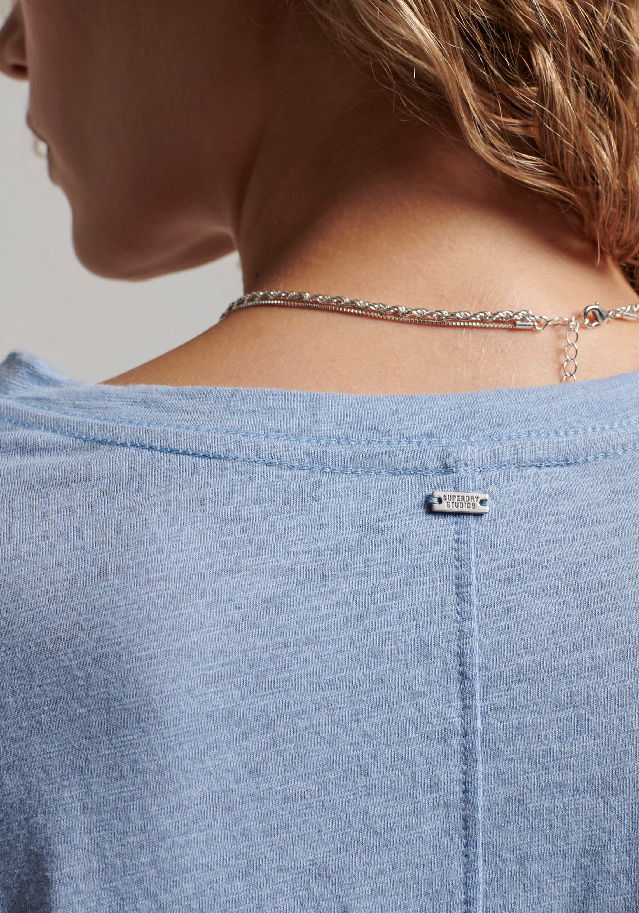 Superdry V-Shirt »STUDIOS SLUB EMB VEE TEE«, strukturiertes T-Shirt mit V-Ausschnitt und Stickerei