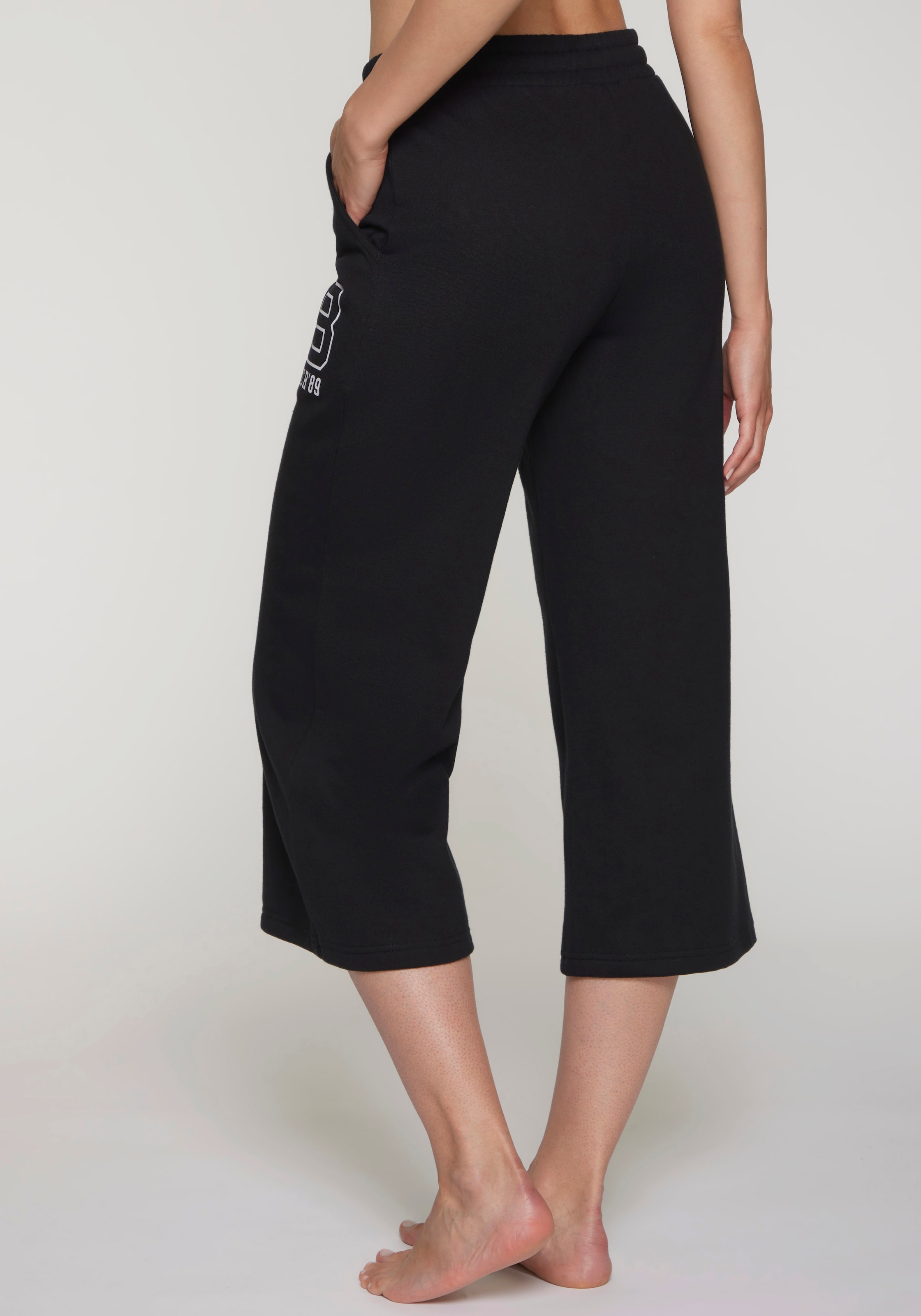 Bench. Loungewear 7/8-Hose »Ankle Athletic Jogginghose«  mit seitlichen Taschen und Logoprint, Loungewear