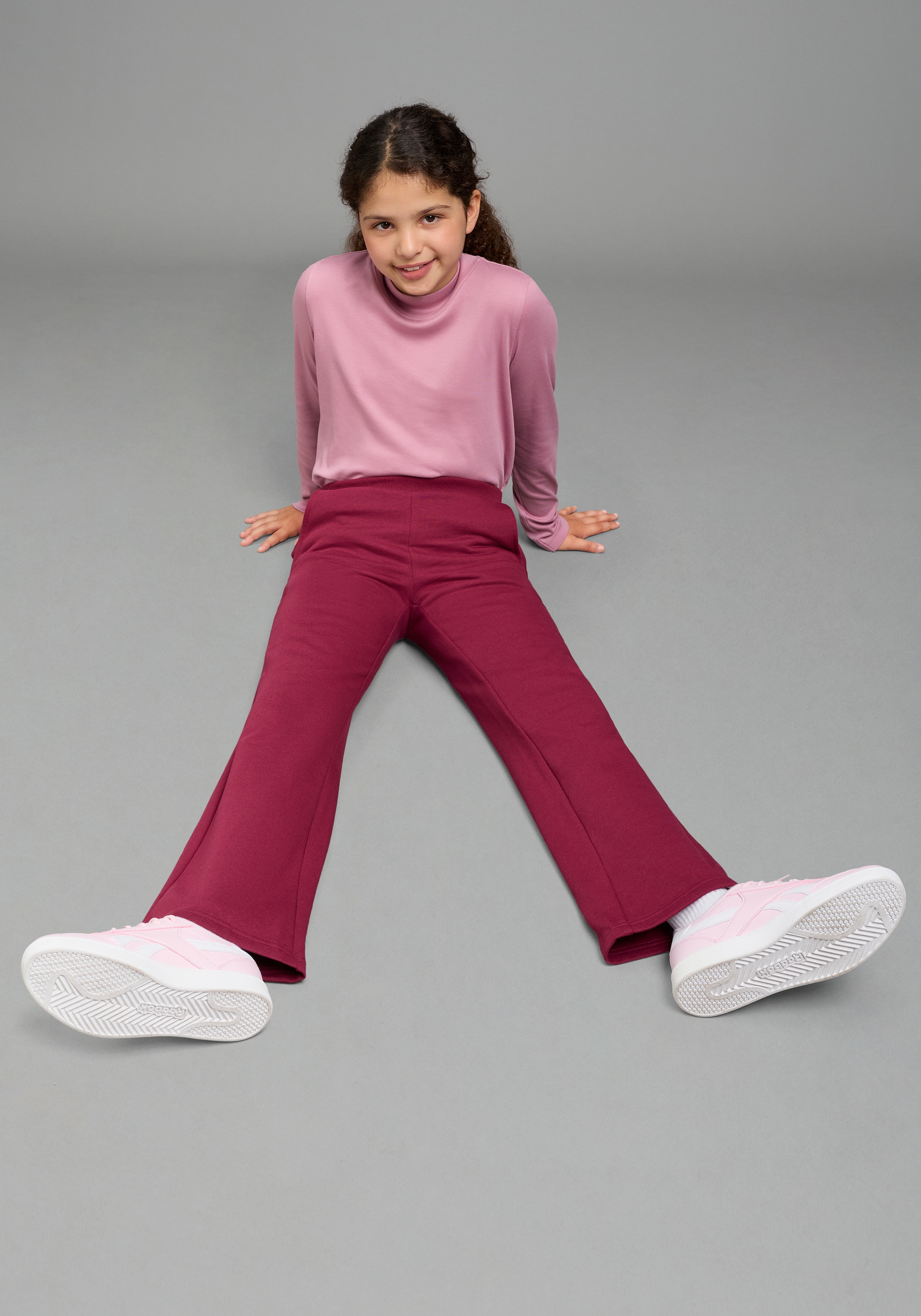 KIDSWORLD Sweathose »Sweathose mit weitem Bein«  Weite Sweathose mit Herz-Stickerei