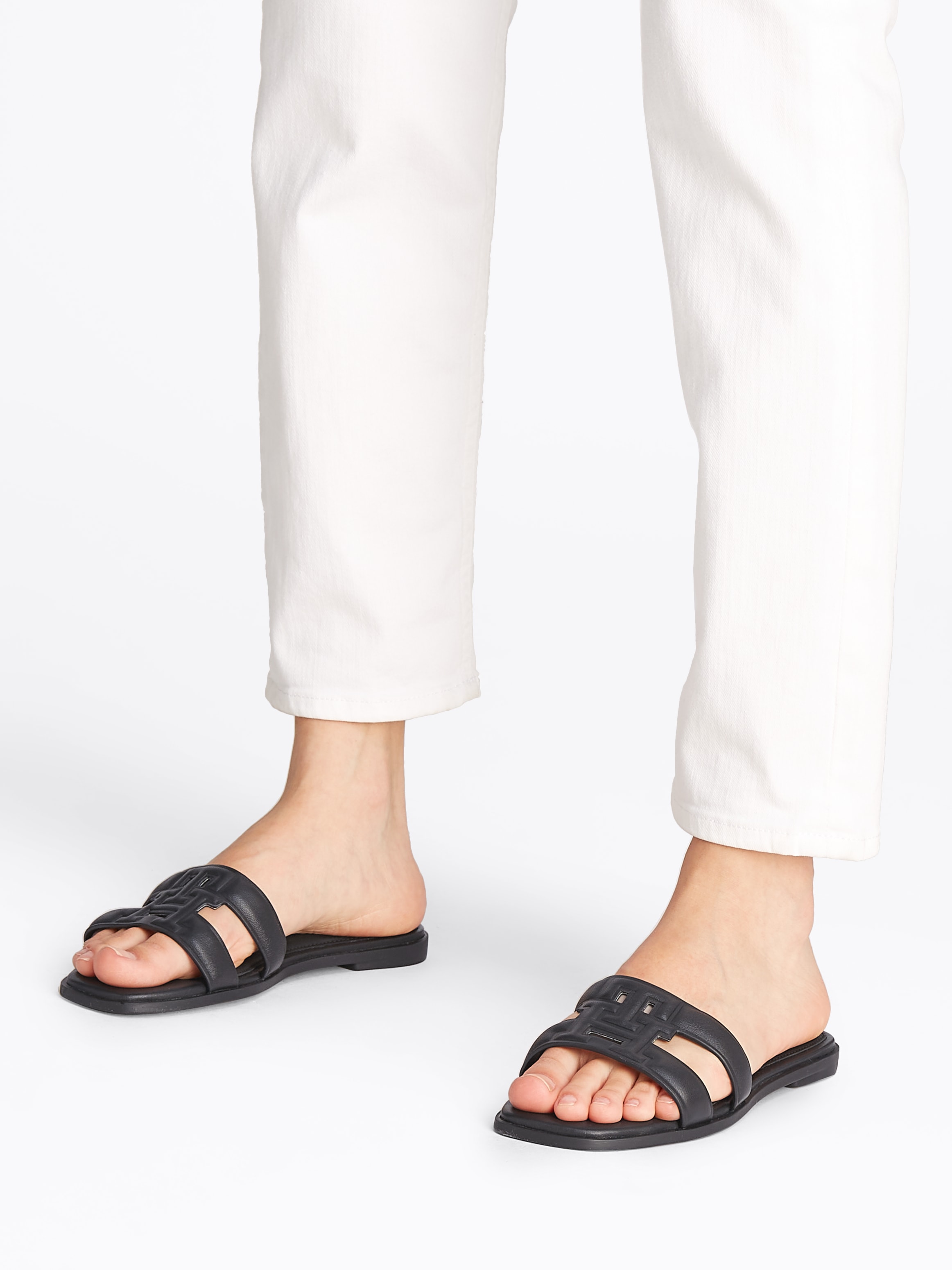 Tommy Hilfiger Pantolette »TH LOGO STRAP MULE«  Bequemschuh, Sommerschuh, Flats mit TH-Logo als Schnalle